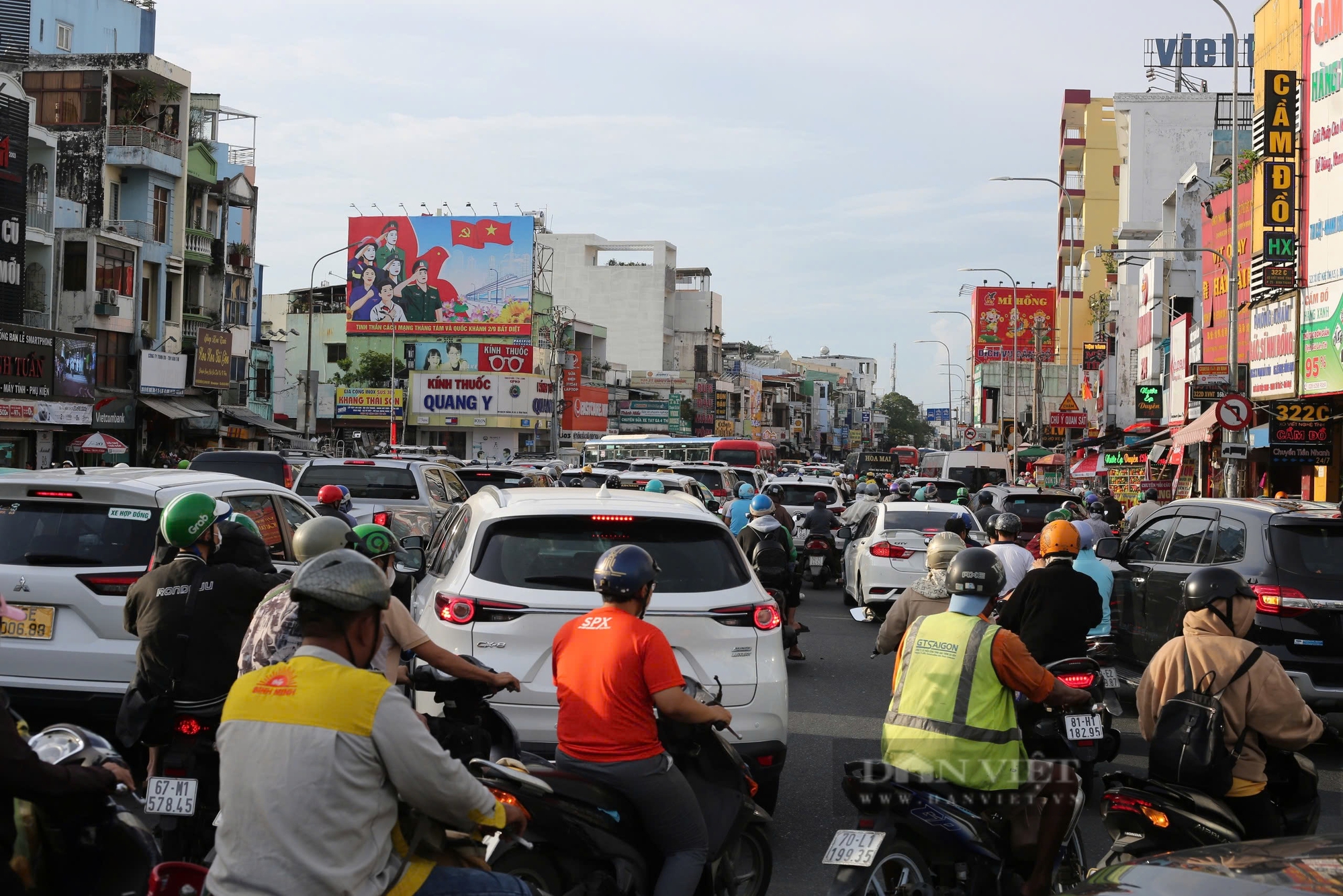 Cửa ngõ ùn ứ, nhà ga, bến xe tại TP.HCM nêm chặt người trước lễ 2/9- Ảnh 3.