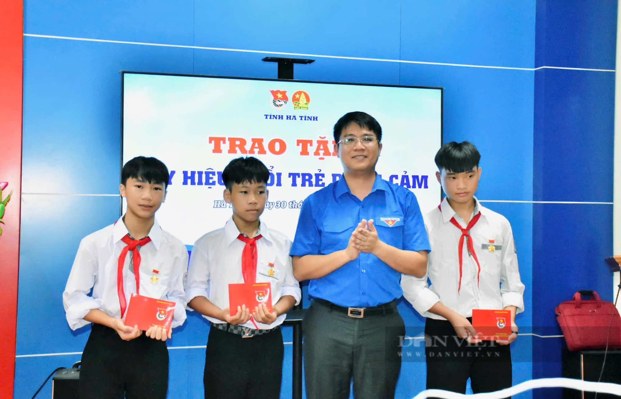 Hà Tĩnh: Trao Huy hiệu “Tuổi trẻ dũng cảm” cho 3 nam sinh cứu trẻ đuối nước - Ảnh 2.