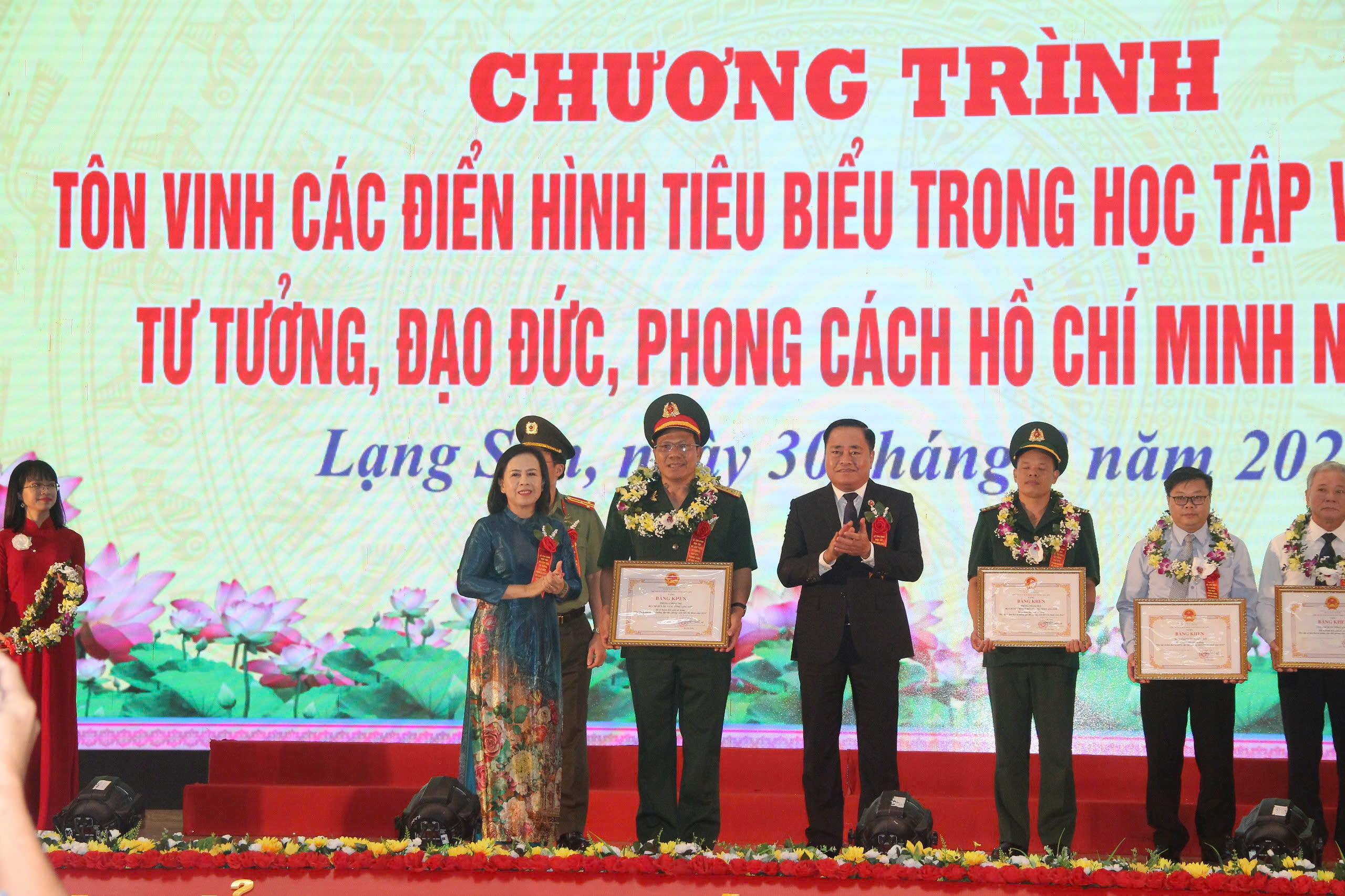 Lạng Sơn tôn vinh 37 điển hình trong học tập và làm theo tư tưởng, đạo đức, phong cách Hồ Chí Minh - Ảnh 5.