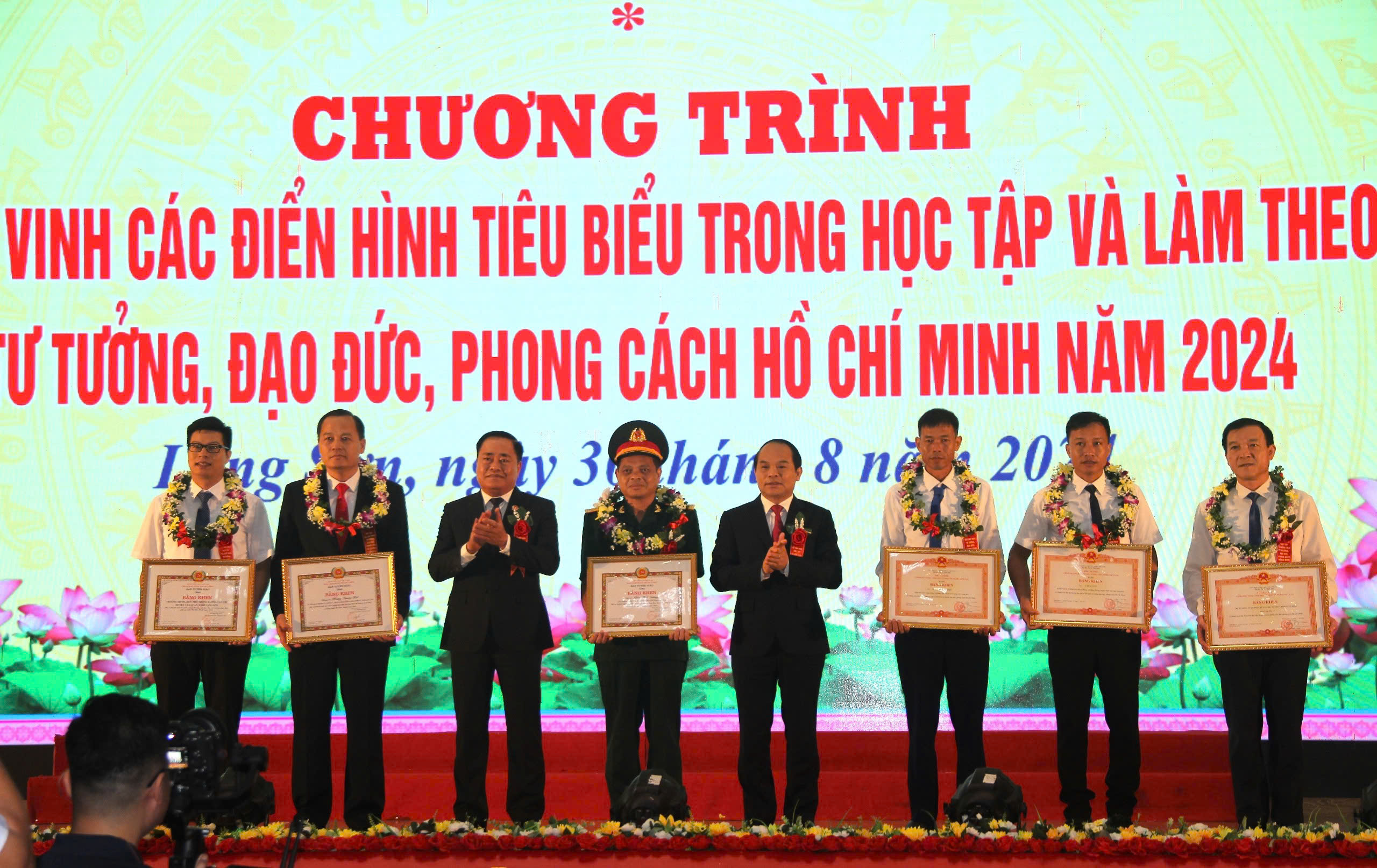 Lạng Sơn tôn vinh 37 điển hình trong học tập và làm theo tư tưởng, đạo đức, phong cách Hồ Chí Minh - Ảnh 3.