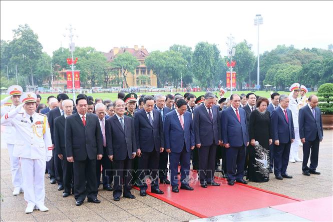 Lãnh đạo Đảng và Nhà nước vào Lăng viếng Chủ tịch Hồ Chí Minh nhân dịp 70 năm Quốc khánh 2/9- Ảnh 1.