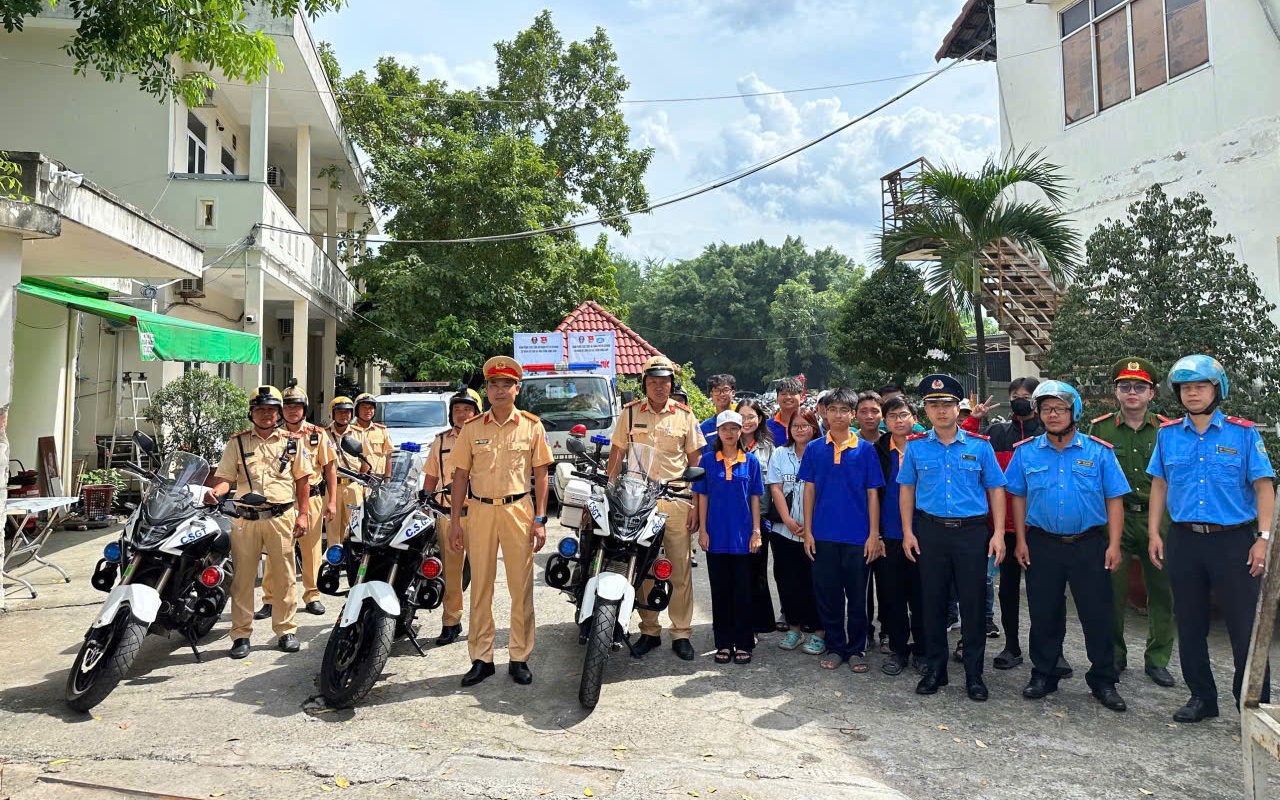 CSGT TP.HCM tăng cường kiểm tra, xử lý các điểm vi phạm hành lang, lối đi tự mở  - Ảnh 2.