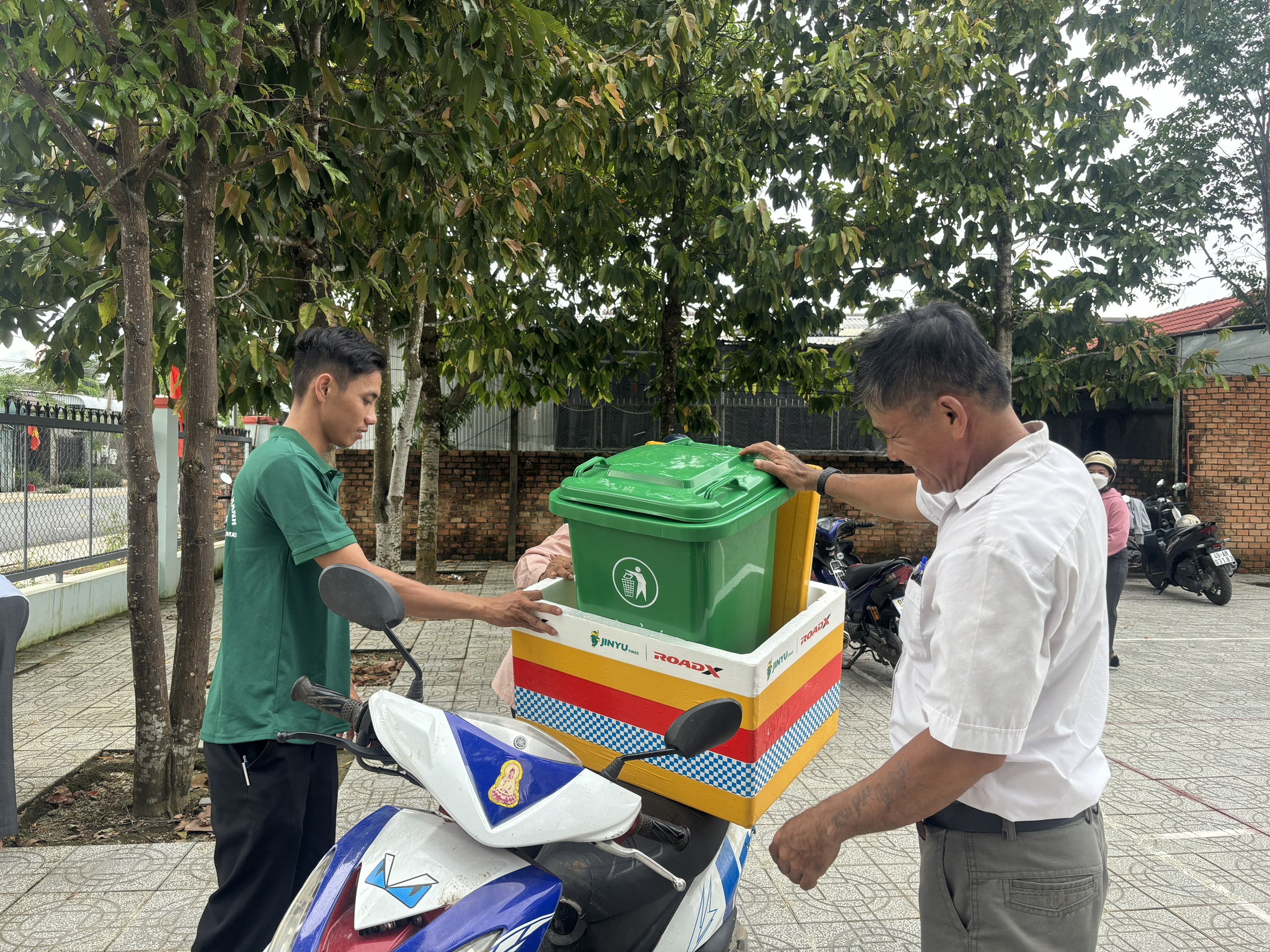 350 hội viên Hội Nông dân được nhận vật tư xây dựng các mô hình xử lý rác thải - Ảnh 2.