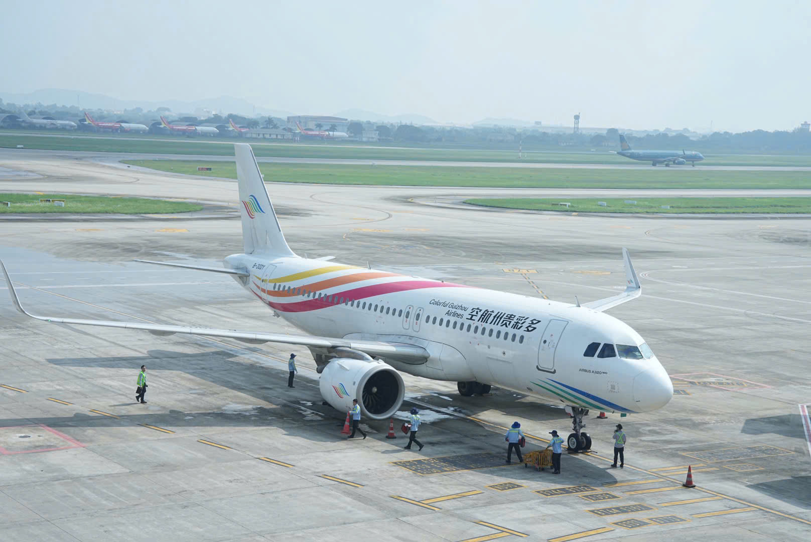 Hãng hàng không Colorful Guizhou Airlines (Trung Quốc) lựa chọn Hà Nội là điểm đến quốc tế đầu tiên của hãng. - Ảnh 1.