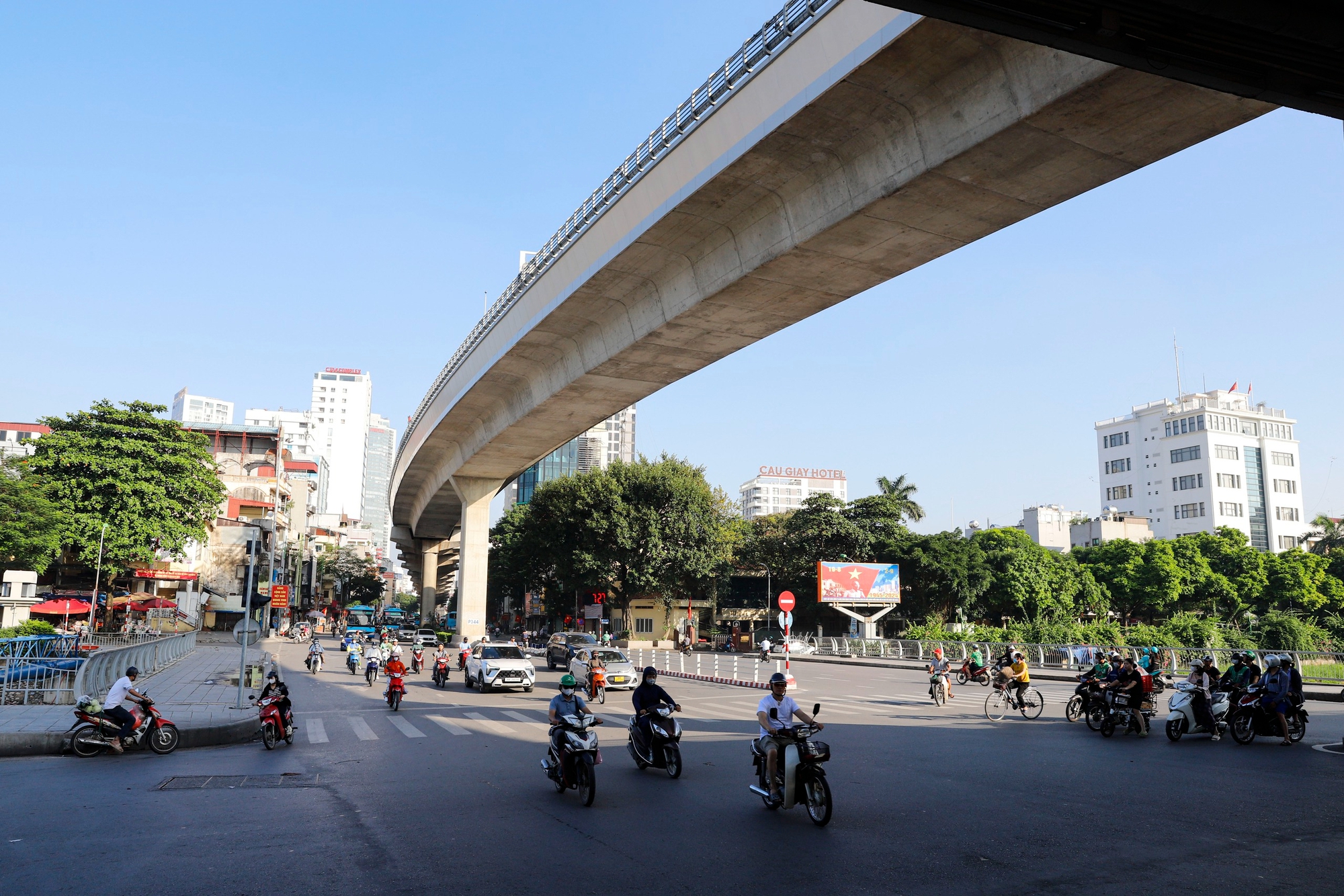 Giao thông trái ngược tại nội thành và cửa ngõ Hà Nội ngày đầu nghỉ lễ 2/9- Ảnh 4.