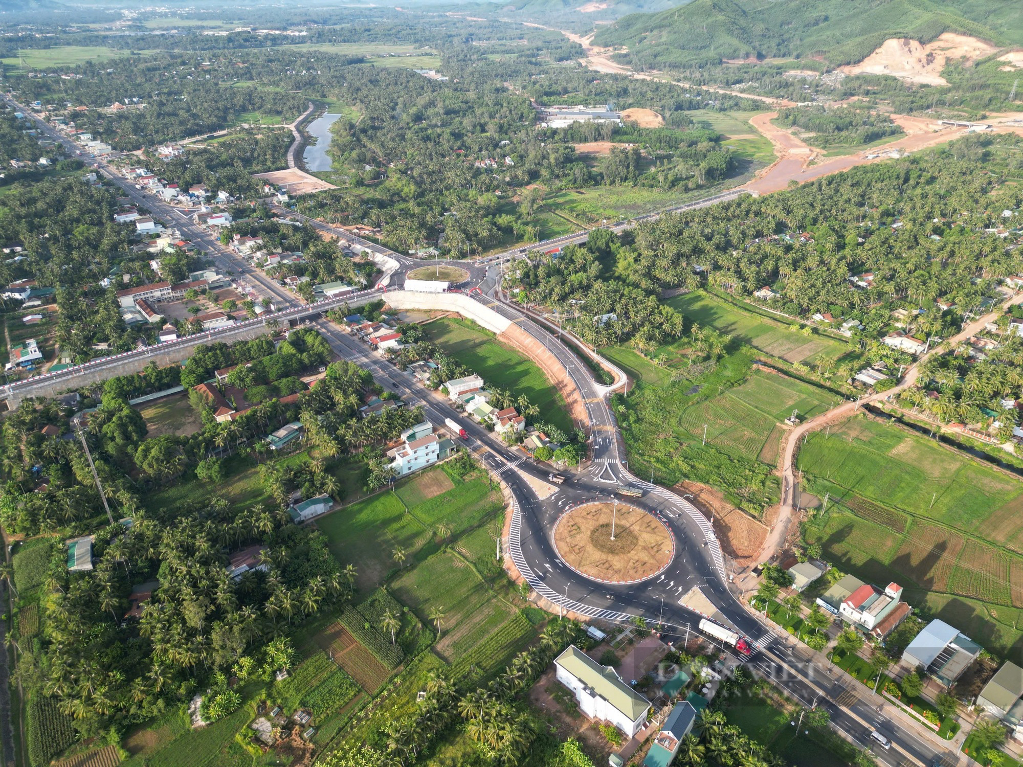 Mê mẩn tuyến đường 7km trị giá gần 800 tỷ đồng đi xuyên rặng dừa, vừa khánh thành tại Bình Định- Ảnh 6.