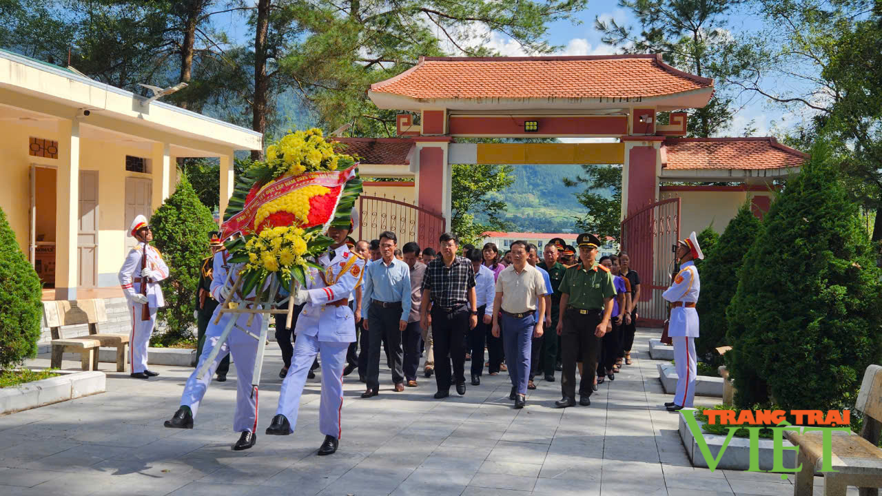 Ban Tổ chức Tết Độc lập tỉnh Lai Châu năm 2024 viếng nghĩa trang liệt sỹ huyện Than Uyên - Ảnh 1.