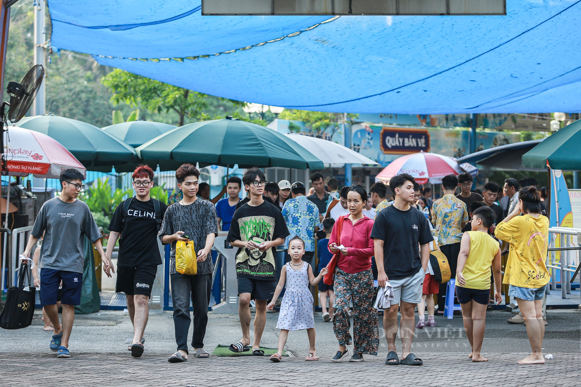 Hàng nghìn người đổ về Công viên nước Hồ Tây vui chơi, giải nhiệt trong ngày đầu nghỉ lễ Quốc khánh- Ảnh 12.