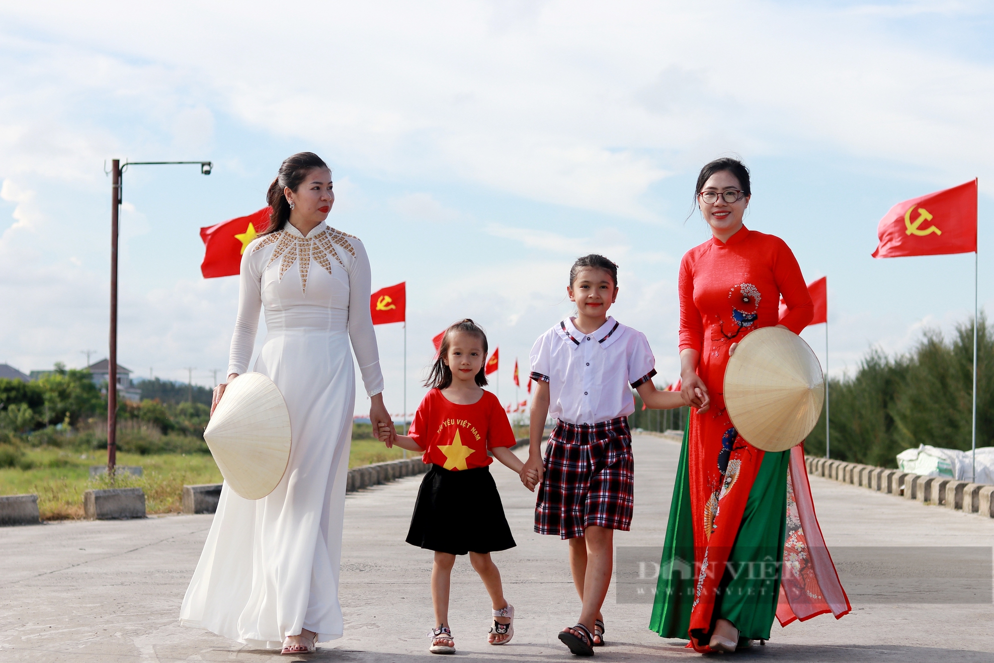 Người dân hào hứng check in tại “đường cờ Tổ Quốc" ven biển Hà Tĩnh đẹp như tranh trước ngày Quốc Khánh- Ảnh 6.