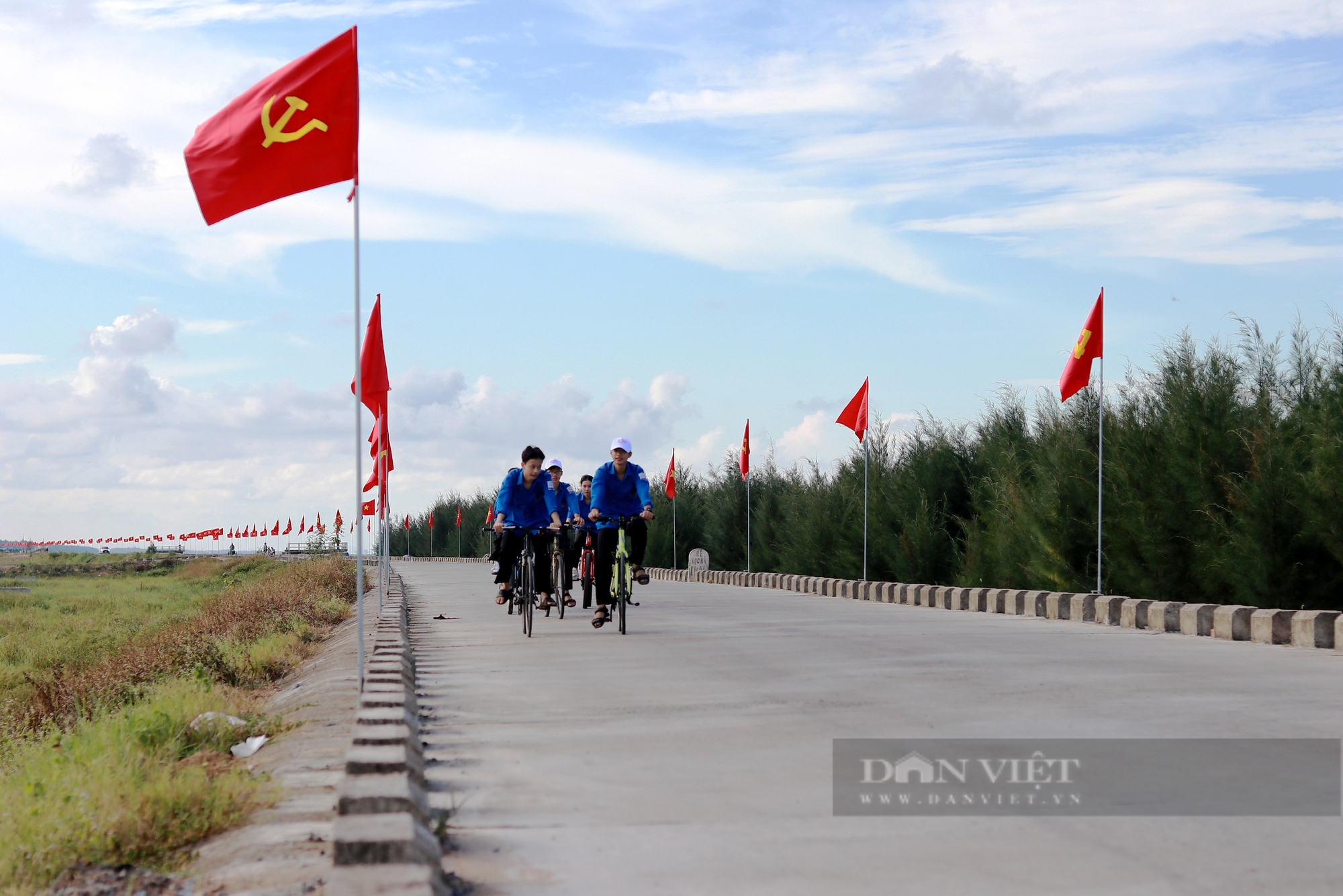 Người dân hào hứng check in tại “đường cờ Tổ Quốc" ven biển Hà Tĩnh đẹp như tranh trước ngày Quốc Khánh- Ảnh 8.