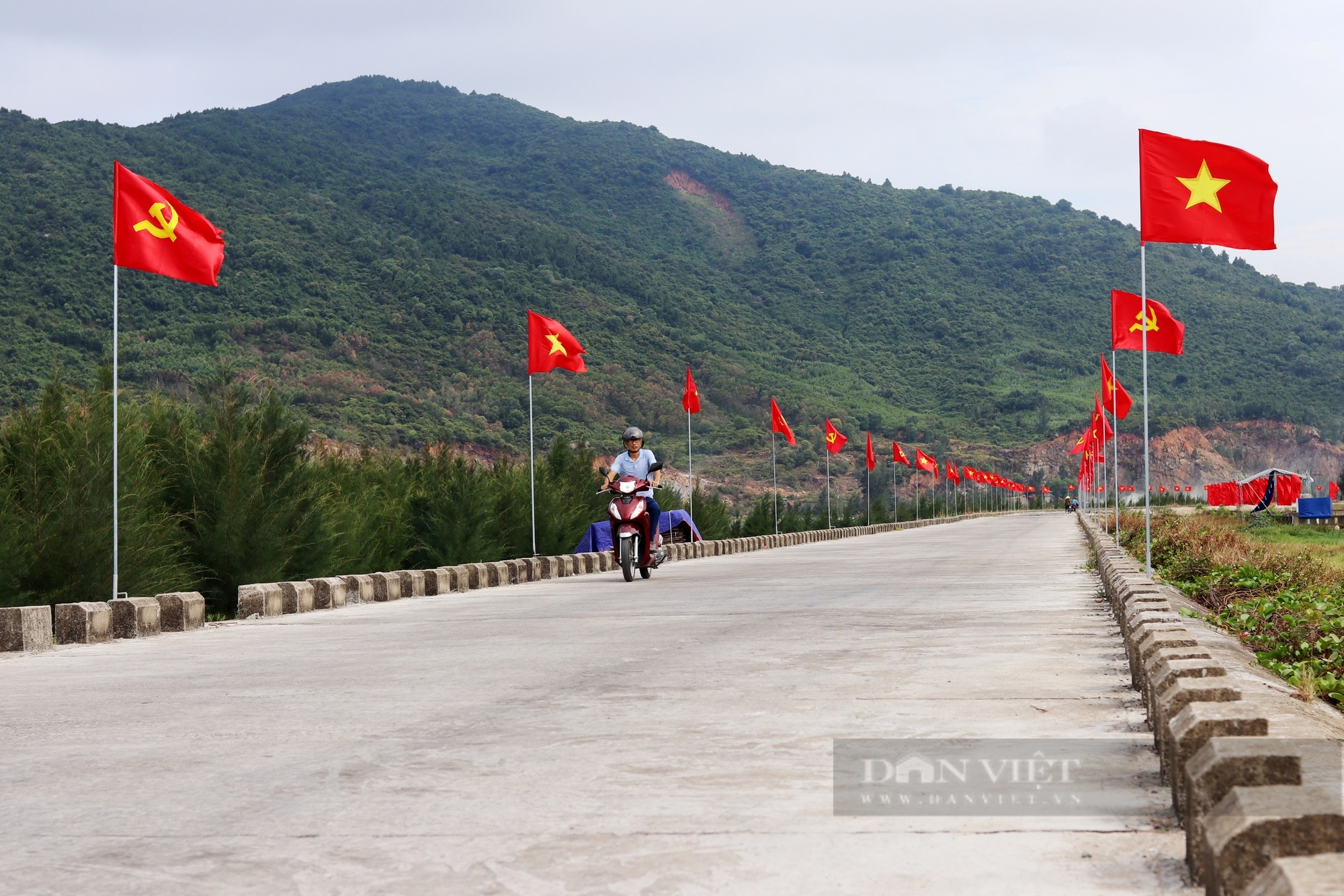 Người dân hào hứng check in tại “đường cờ Tổ Quốc" ven biển Hà Tĩnh đẹp như tranh trước ngày Quốc Khánh- Ảnh 11.