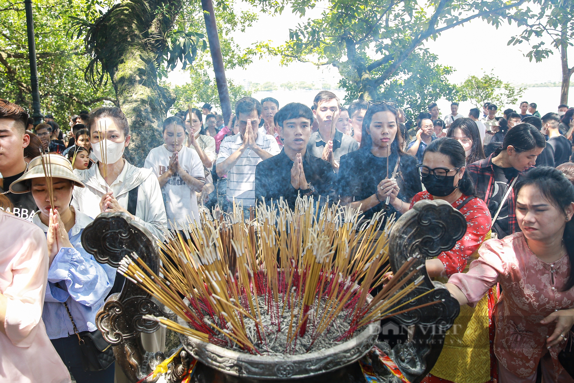 Nghìn người chen chúc để dâng lễ, khấn vái tại phủ Tây Hồ ngày đầu tiên của "tháng cô hồn”- Ảnh 8.