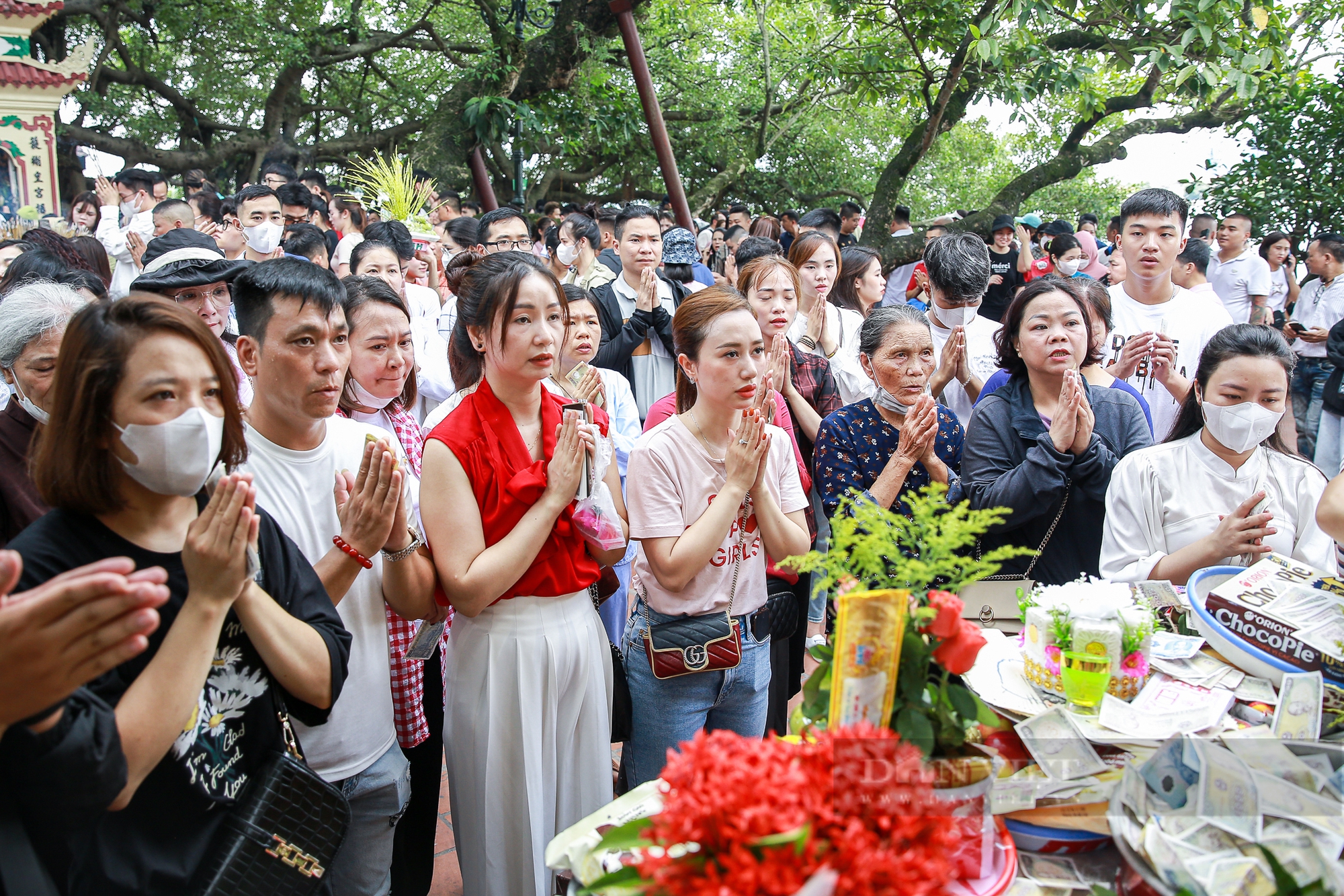 Nghìn người chen chúc để dâng lễ, khấn vái tại phủ Tây Hồ ngày đầu tiên của "tháng cô hồn”- Ảnh 4.