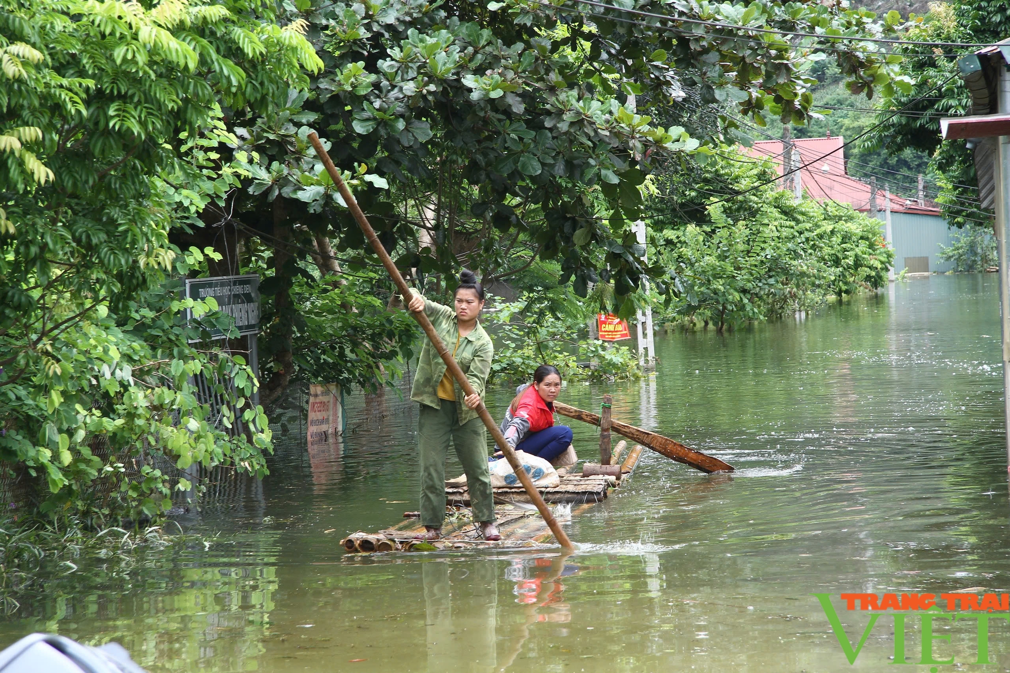 Phó Thủ tướng Lê Thành Long kiểm tra mưa lũ tại Sơn La.- Ảnh 3.