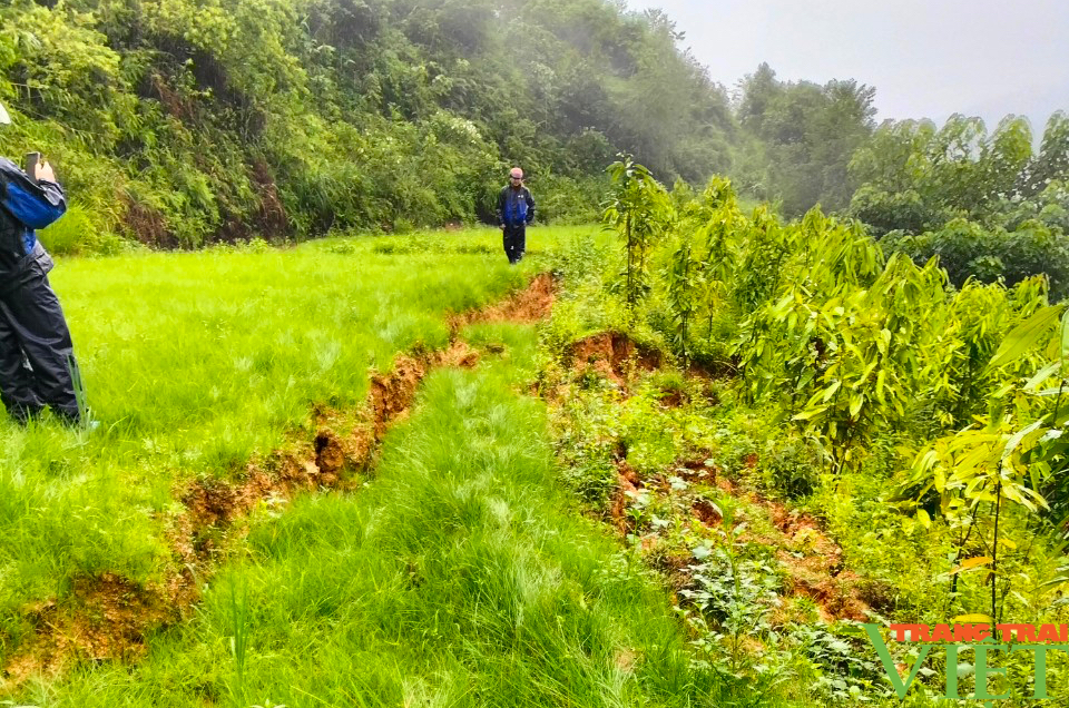 Di dời khẩn cấp các hộ dân có nguy cơ sạt lở đất đá ở Bảo Yên (Lào Cai)- Ảnh 1.