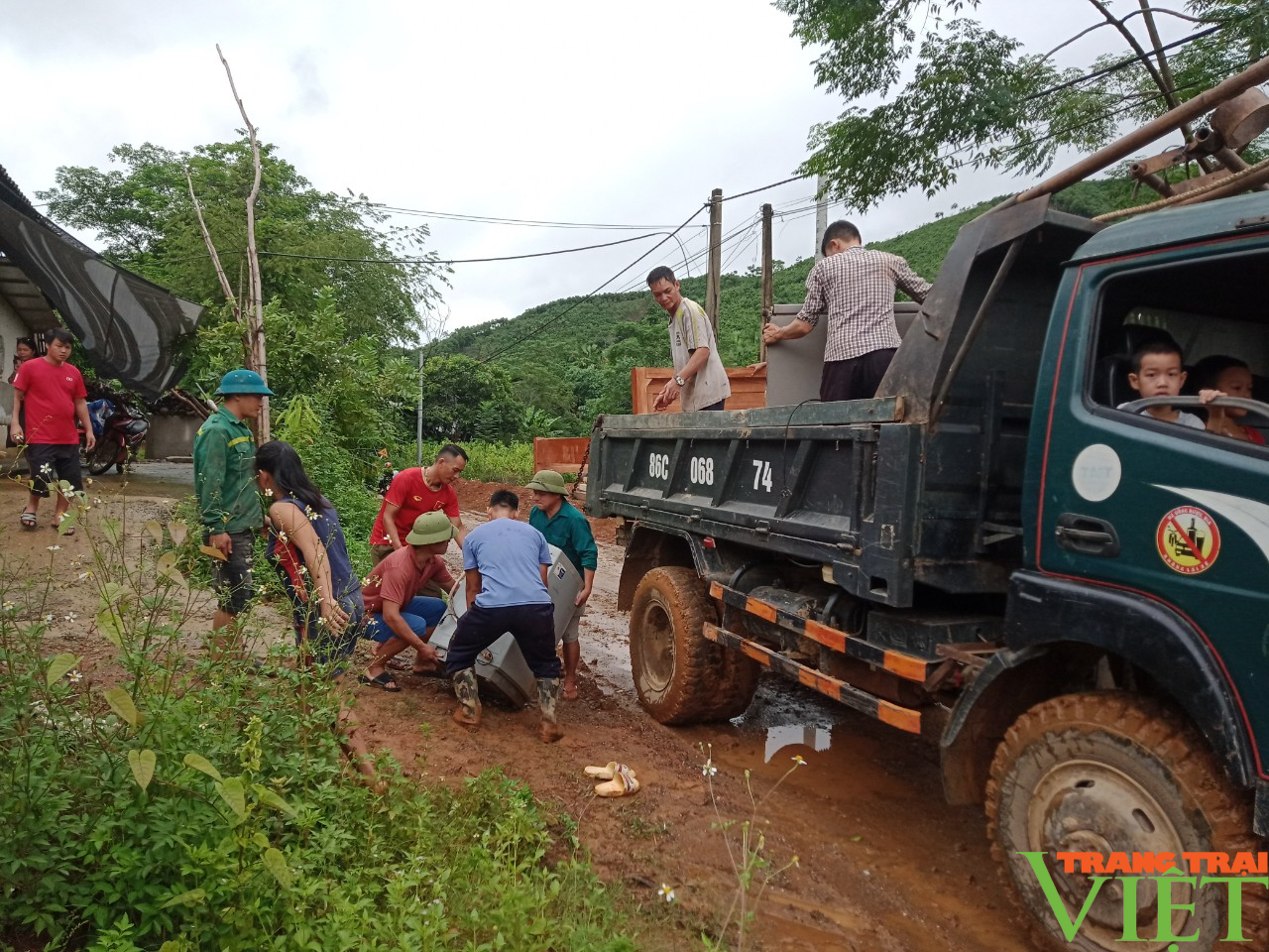 Di dời khẩn cấp các hộ dân có nguy cơ sạt lở đất đá ở Bảo Yên (Lào Cai)- Ảnh 4.