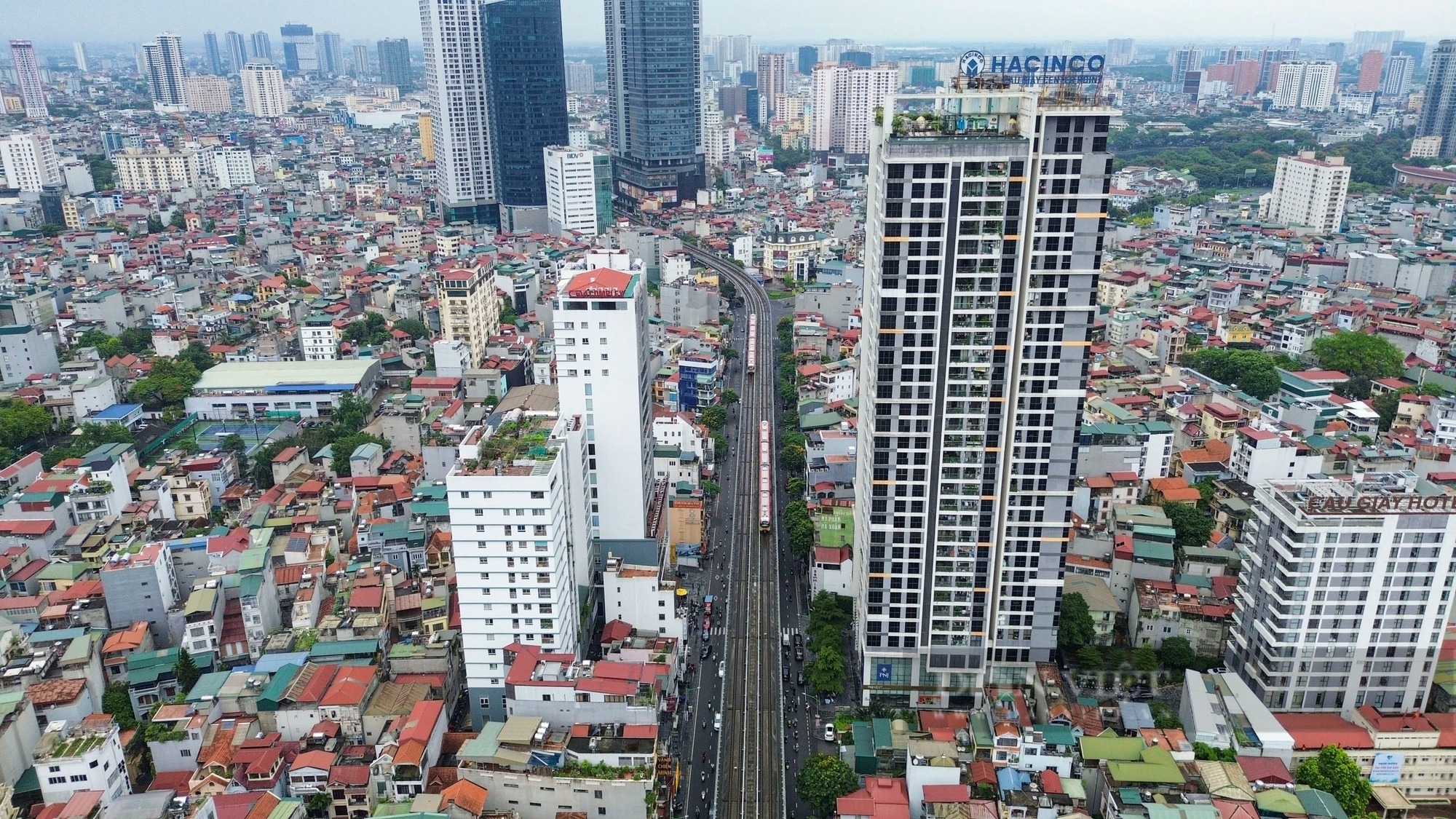 Ngắm nhìn tàu đường sắt Nhổn – Ga Hà Nội chạy vun vút trước ngày vận hành thương mại- Ảnh 1.