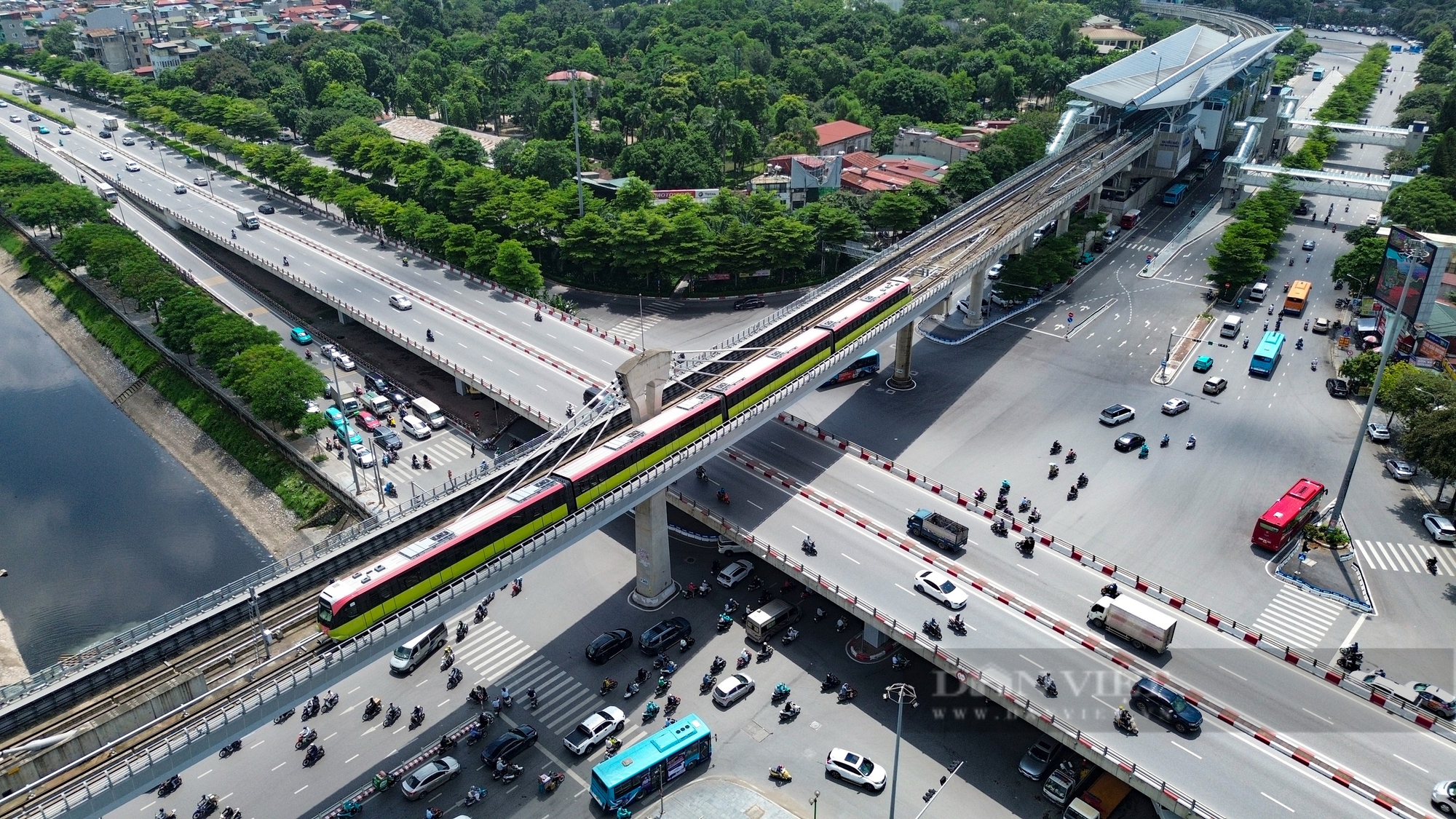 Ngắm nhìn tàu đường sắt Nhổn – Ga Hà Nội chạy vun vút trước ngày vận hành thương mại- Ảnh 2.