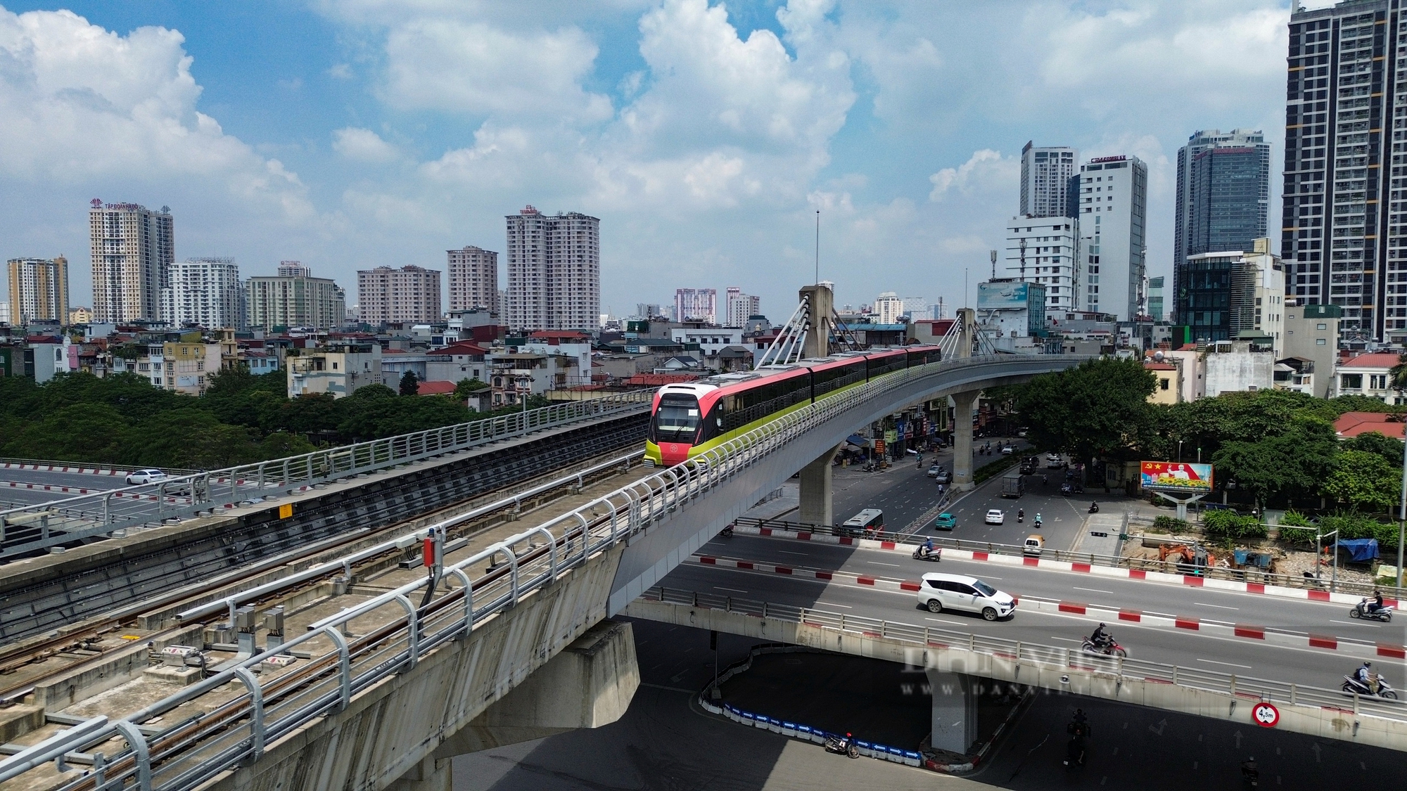 Ngắm nhìn tàu đường sắt Nhổn – Ga Hà Nội chạy vun vút trước ngày vận hành thương mại- Ảnh 4.