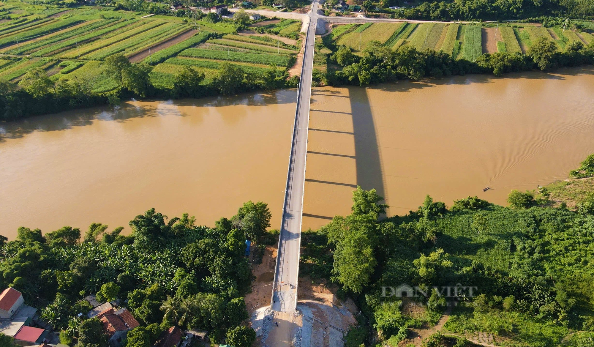 Cầu bắc qua sông Lam trị giá 166 tỷ làm xong rồi rào lại vì 170m đường dẫn chưa thông- Ảnh 1.