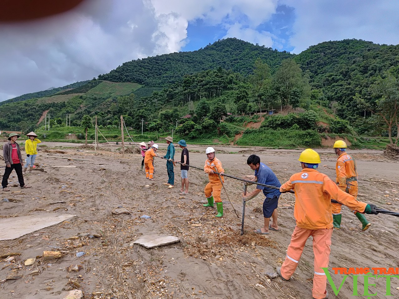 Sơn La: Cấp điện trở lại cho người dân sau mưa lũ- Ảnh 2.