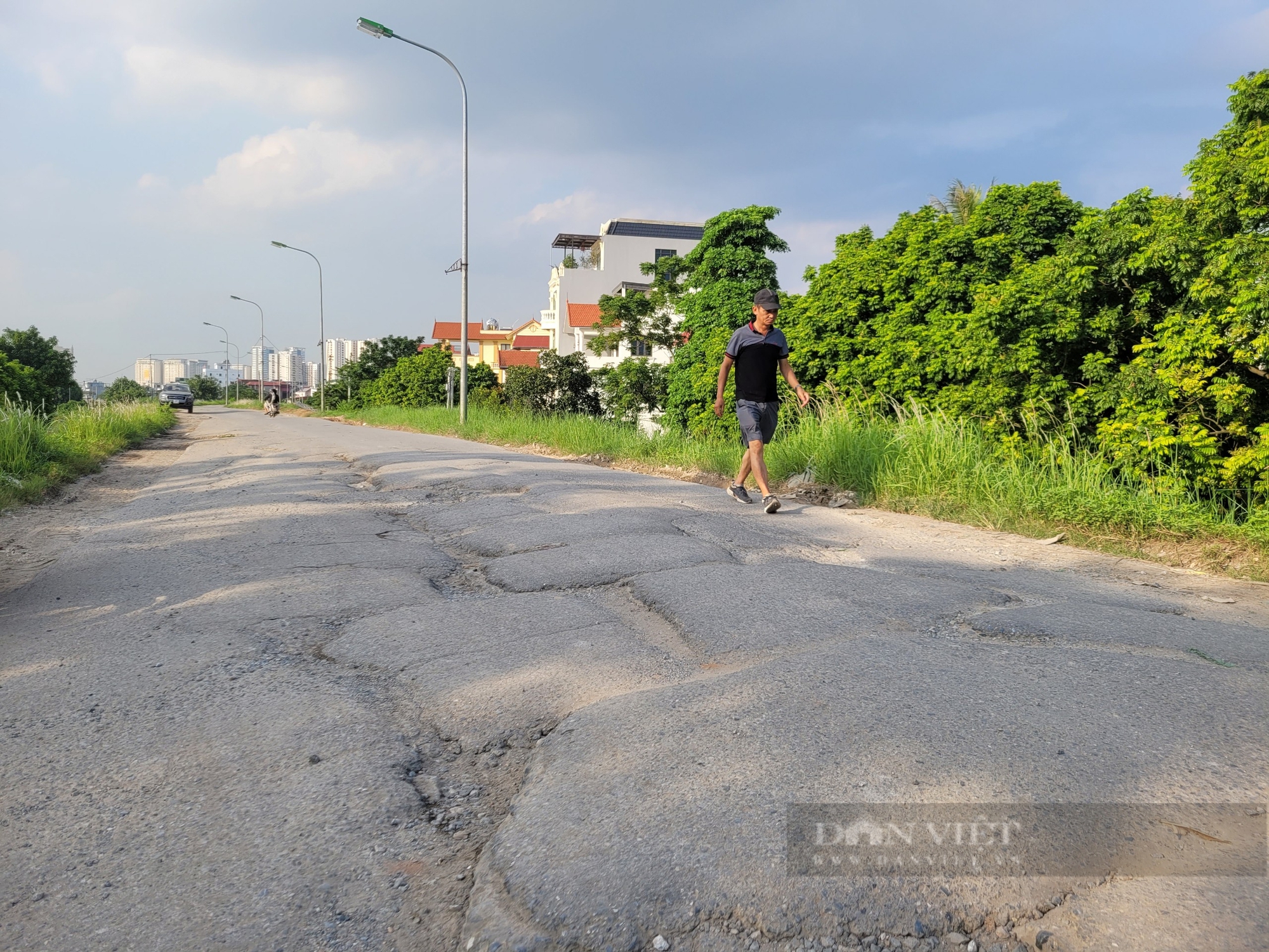 Đoạn đê tả sông Đáy "nát như tương" dài gần 3km ở Thủ đô, đi không cẩn thận dễ đâm xuống hố- Ảnh 1.