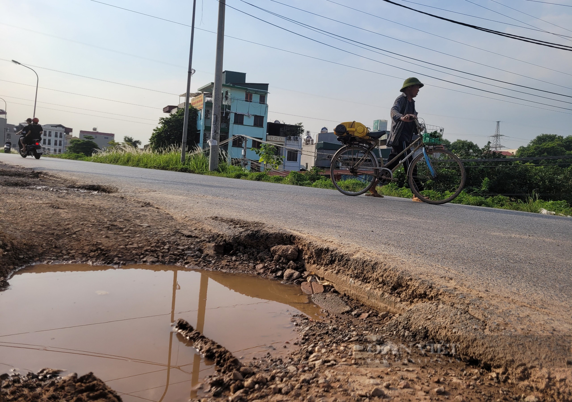 Đoạn đê tả sông Đáy "nát như tương" dài gần 3km ở Thủ đô, đi không cẩn thận dễ đâm xuống hố- Ảnh 5.