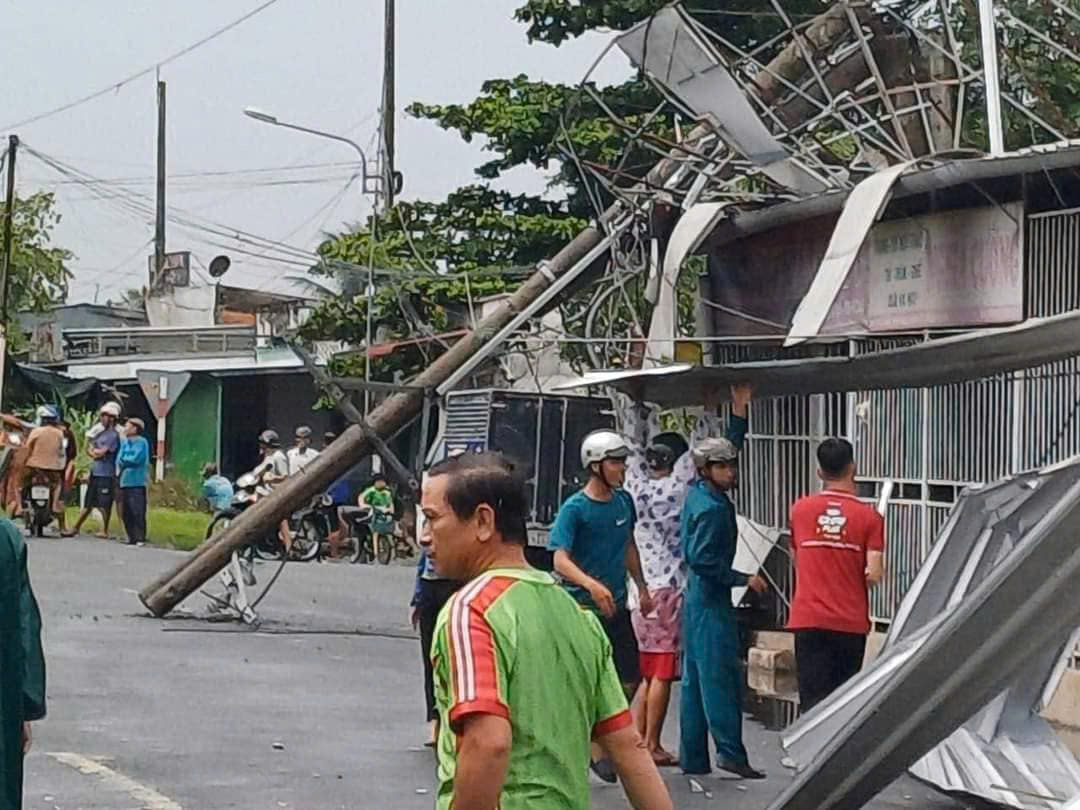 Ngành Điện miền Nam: Cảnh báo nguy cơ mất an toàn điện mùa mưa bão- Ảnh 1.