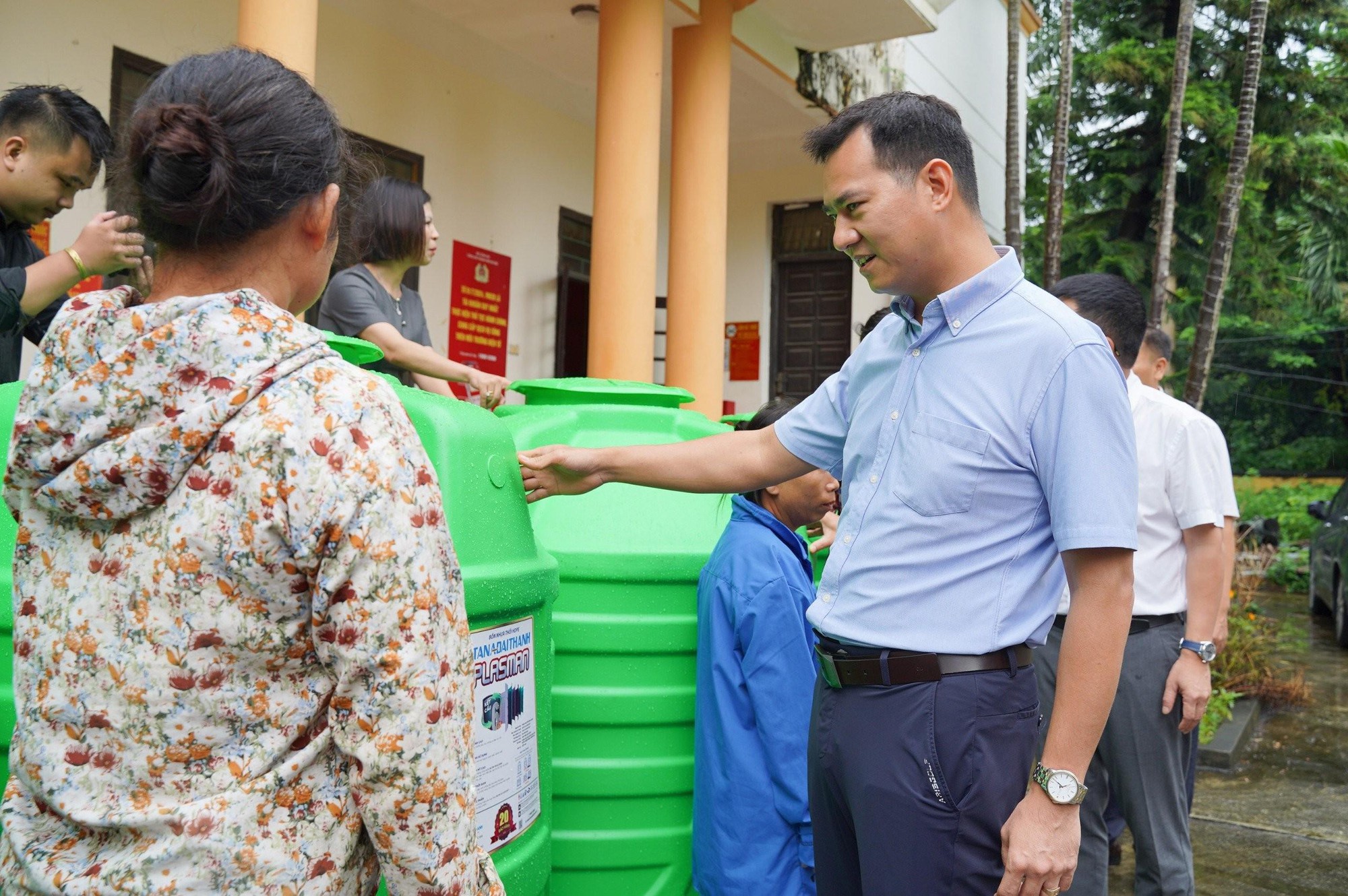 Tân Á Đại Thành tặng 50 bồn nước cho người dân vùng ngập úng Chương Mỹ- Ảnh 3.