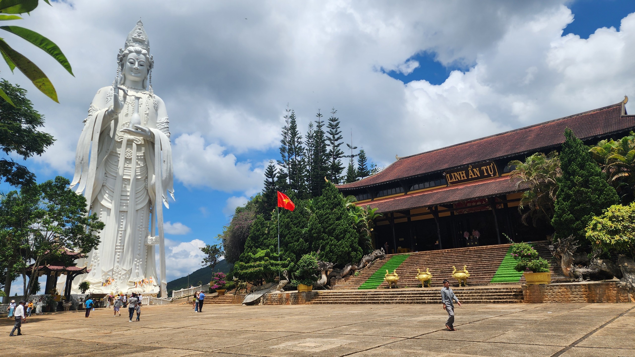 Vụ bảo vệ chùa Linh Ẩn đánh người bán vé số: Nạn nhân bị đánh vì không đóng tiền "bảo kê"?- Ảnh 2.