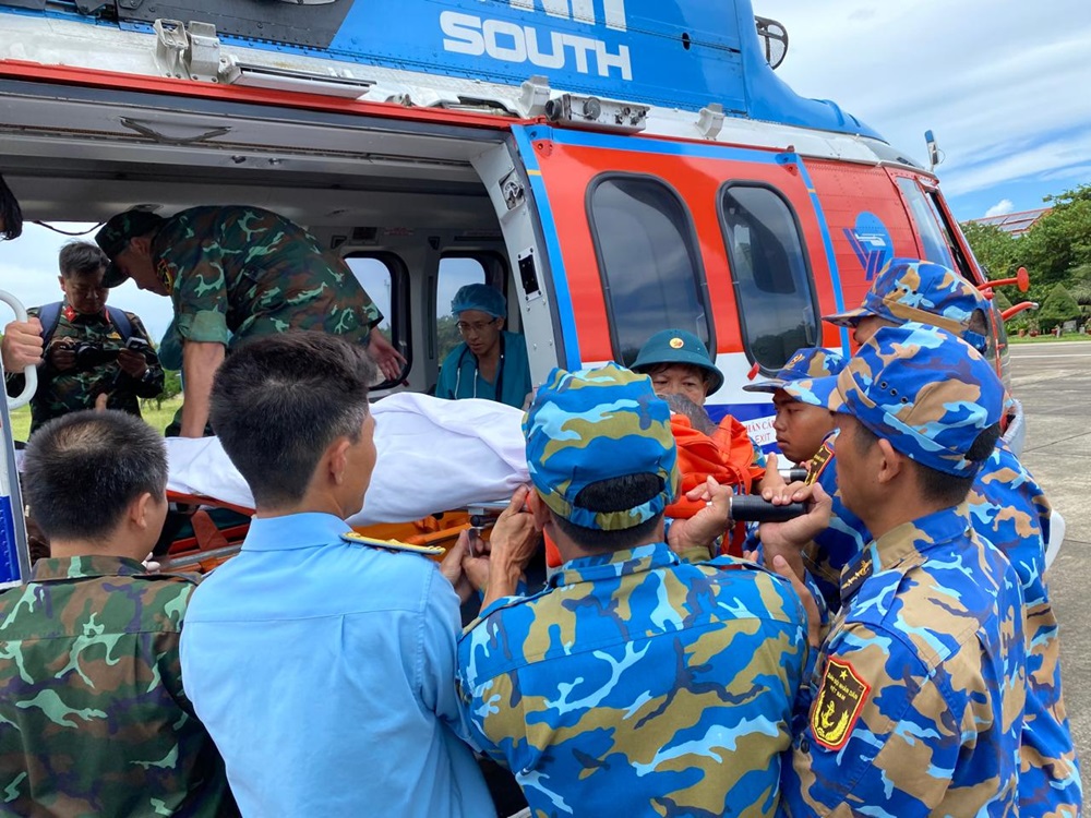 Trực thăng bay ra Trường Sa, đưa ngư dân bị thương về đất liền điều trị- Ảnh 1.