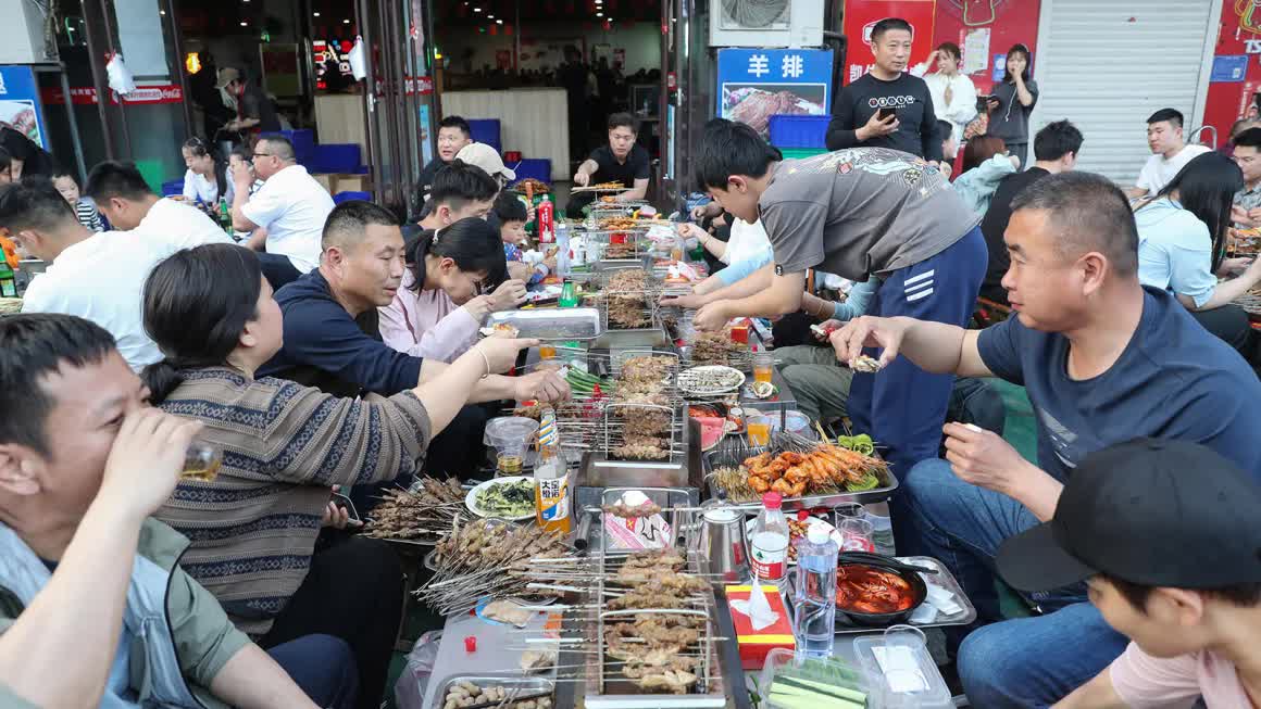 Du khách kiểu quân đội "cứu cánh" cho ngành du lịch Trung Quốc- Ảnh 1.