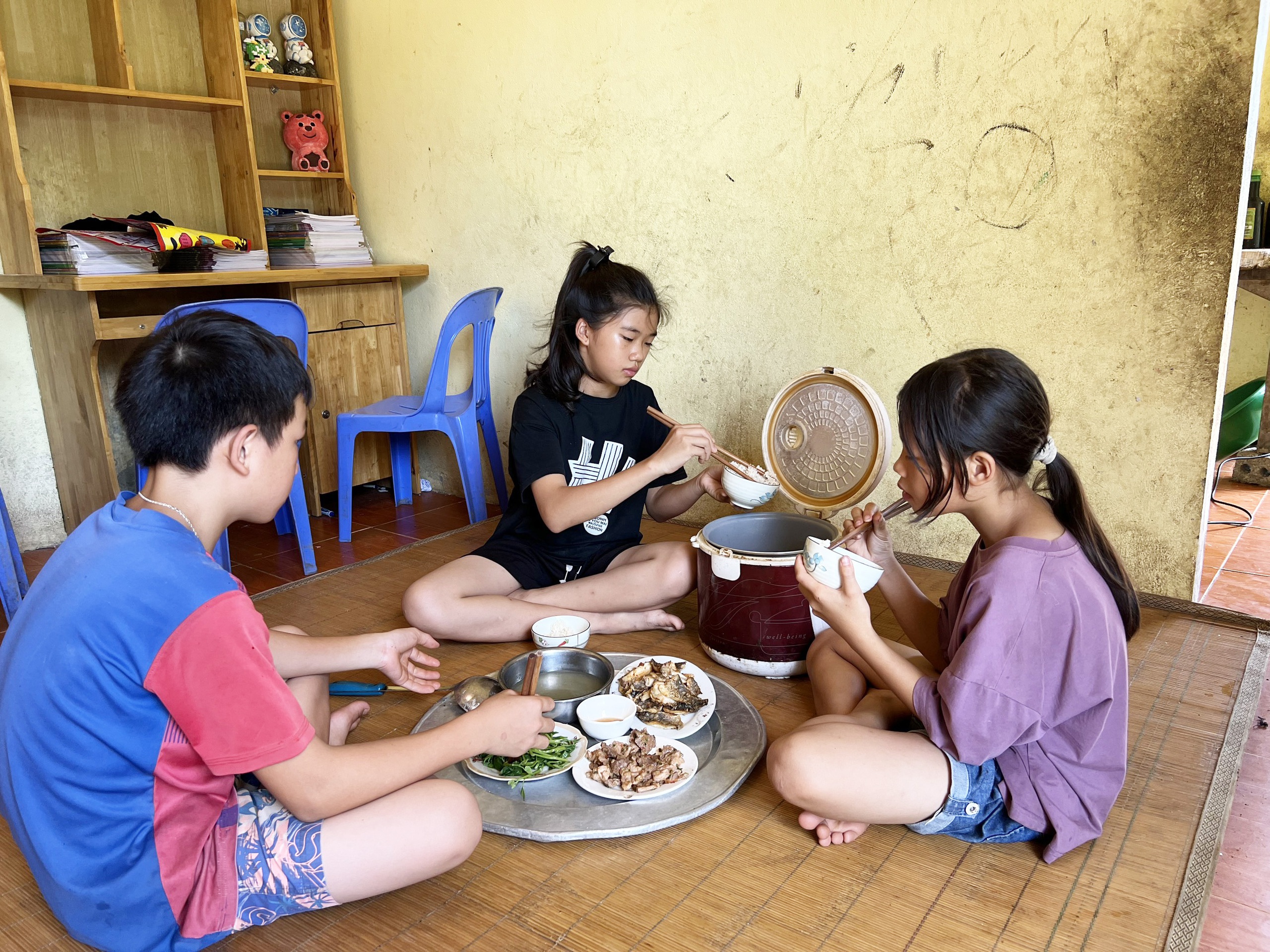 Hoàn cảnh khó khăn ở hà giang: Nhờ bạn đọc Báo Dân Việt 3 bé mồ côi bữa cơm đã có thịt- Ảnh 4.