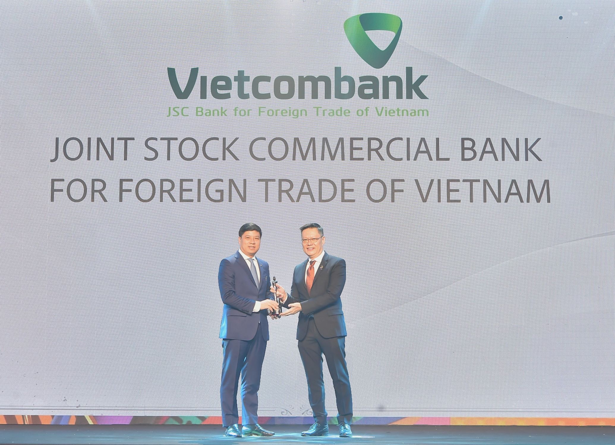 HR ASIA vinh danh Vietcombank tại tất cả các hạng mục giải thưởng “Nơi làm việc tốt nhất châu Á” năm 2024 - Ảnh 1.