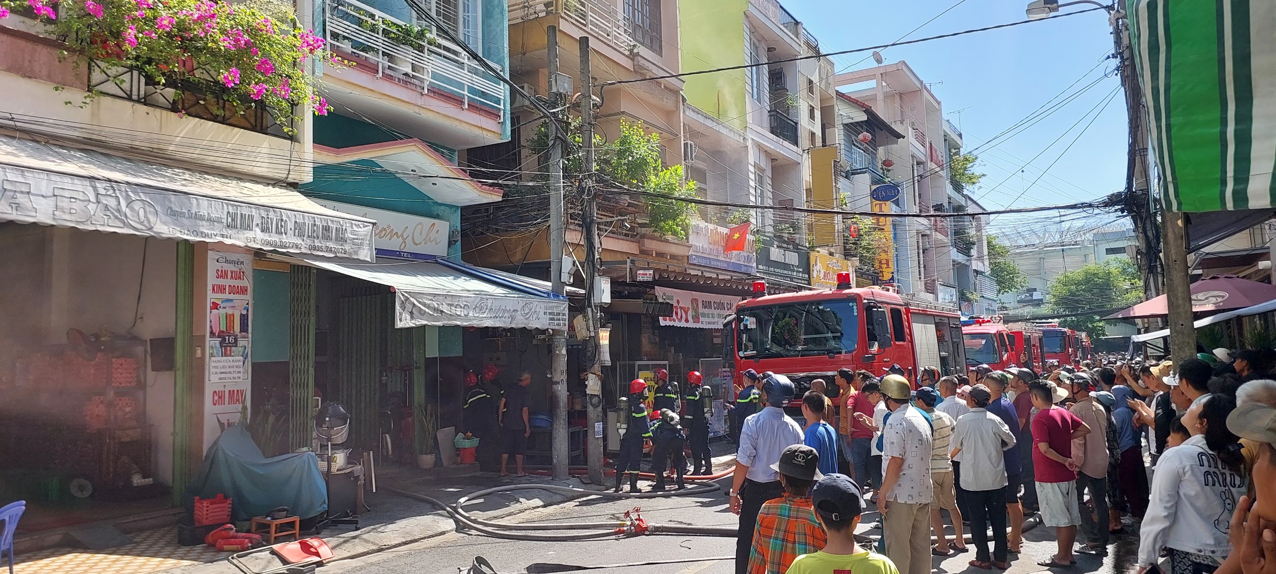 Cháy nhà trong ngõ tại Đà Nẵng, cột khói cao hàng chục mét kèm tiếng nổ - Ảnh 2.