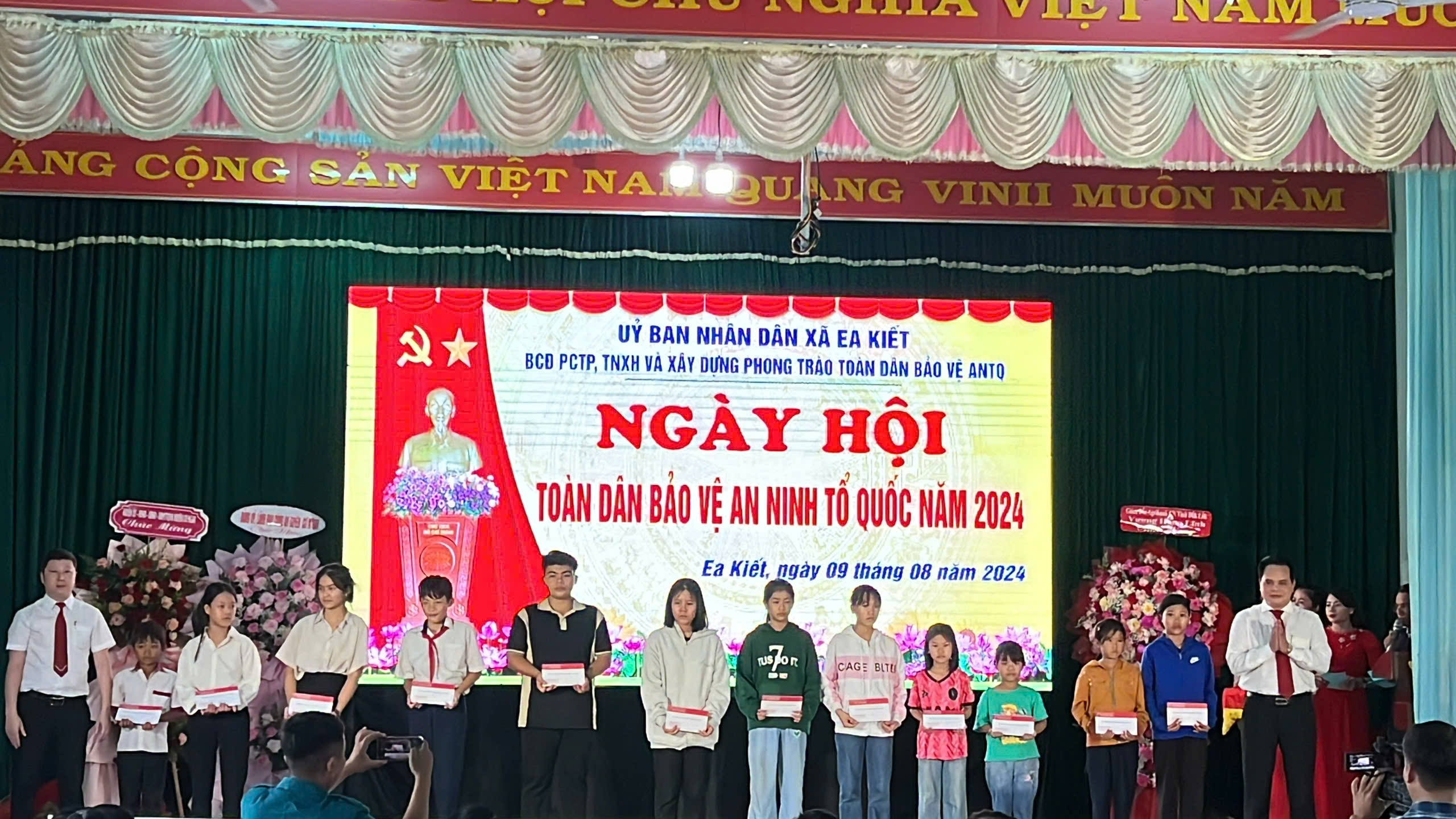 Ngày hội bảo vệ an ninh Tổ quốc tại Ea Kiết: Trao học bổng cho học sinh vượt khó