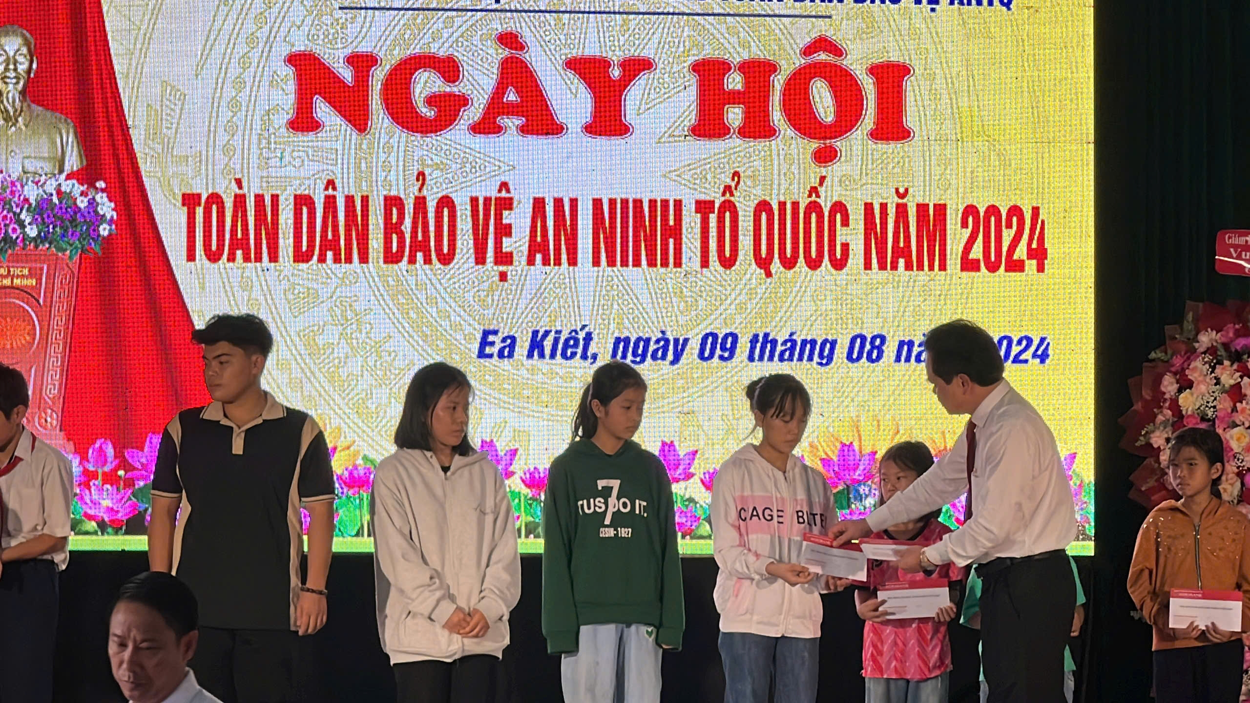 Ngày hội bảo vệ an ninh Tổ quốc tại Ea Kiết: Trao học bổng cho học sinh vượt khó