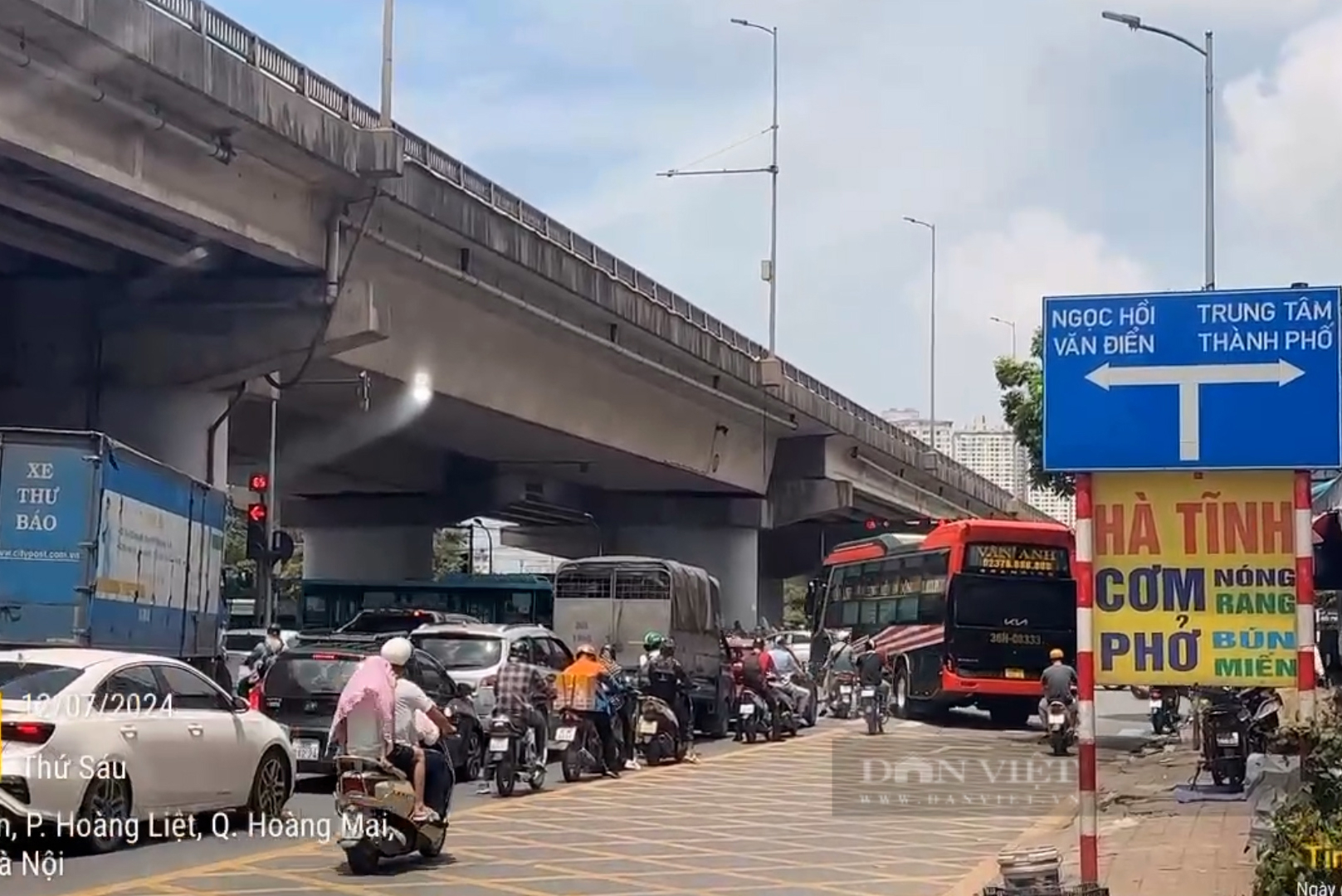 Hà Nội: Nhiều xe khách tự mở "luồng xanh" thường xuyên vượt đèn đỏ ở nút giao Đỗ Mười – Giải Phóng - Ảnh 1.