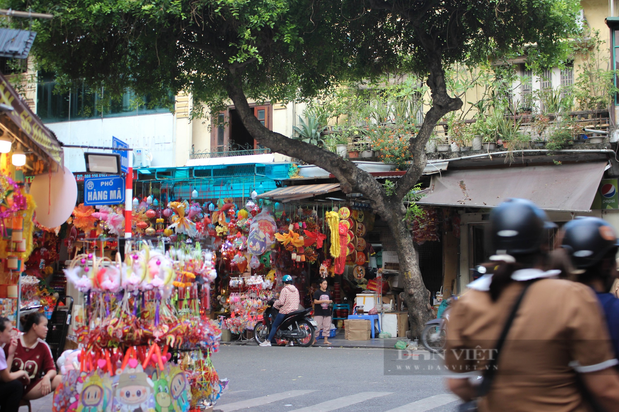 Hà Nội: Phố "Trung thu" nhộn nhịp ngay trong tháng "cô hồn"  - Ảnh 1.