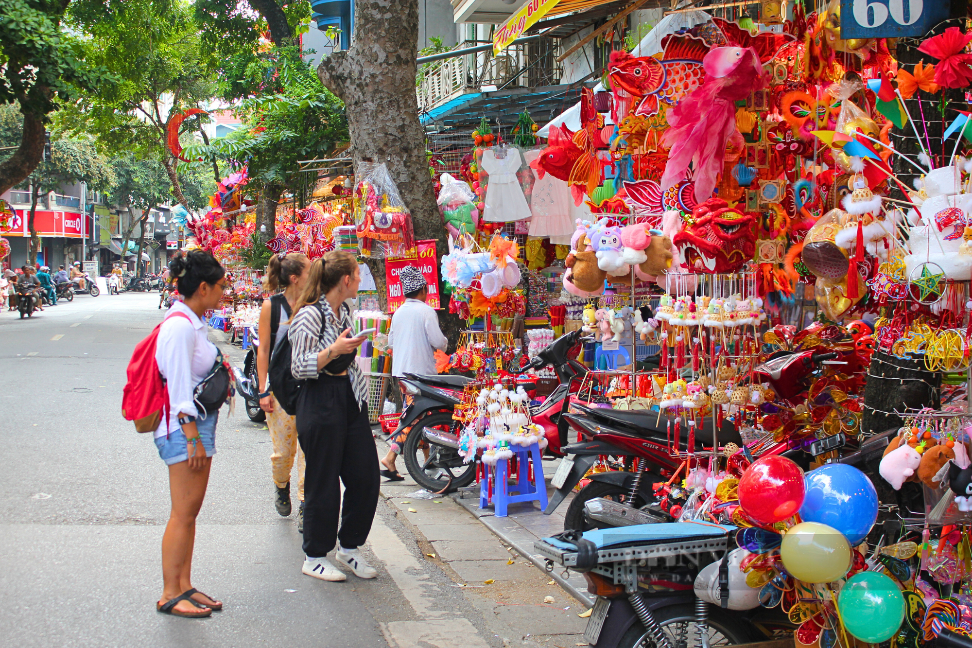 Hà Nội: Phố "Trung thu" nhộn nhịp ngay trong tháng "cô hồn"  - Ảnh 2.