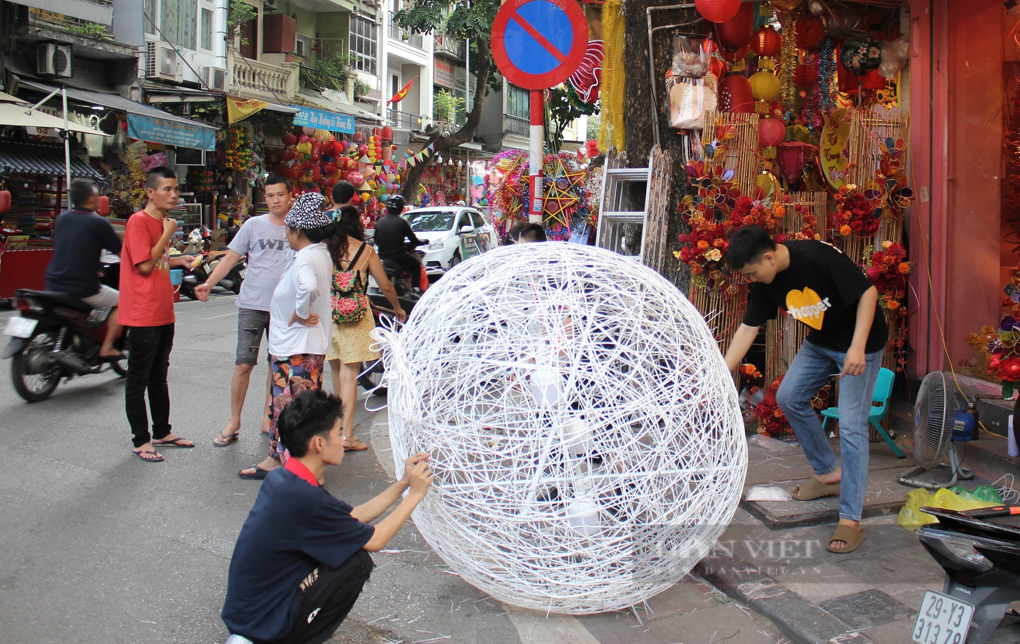 Hà Nội: Phố "Trung thu" nhộn nhịp ngay trong tháng "cô hồn"  - Ảnh 5.