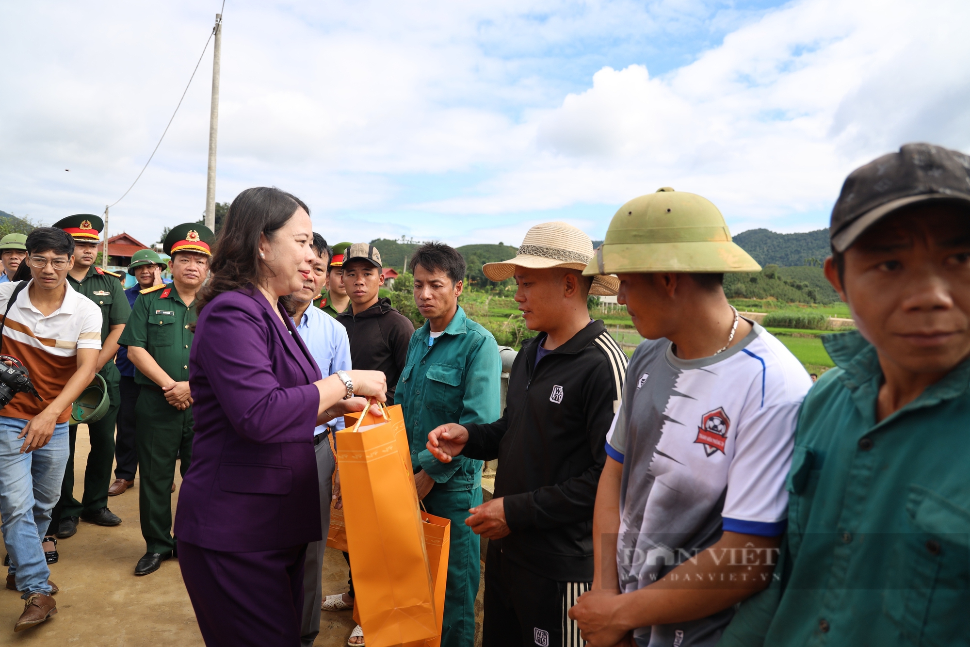 Phó Chủ tịch nước Võ Thị Ánh Xuân kiểm tra công tác khắc phục hậu quả do mưa lũ - Ảnh 4.