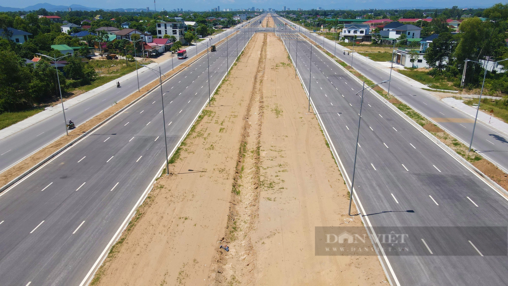 Công nhân mướt mồ hôi hoàn thành đại lộ ngàn tỷ kết nối TP Vinh với biển Cửa Lò- Ảnh 5.