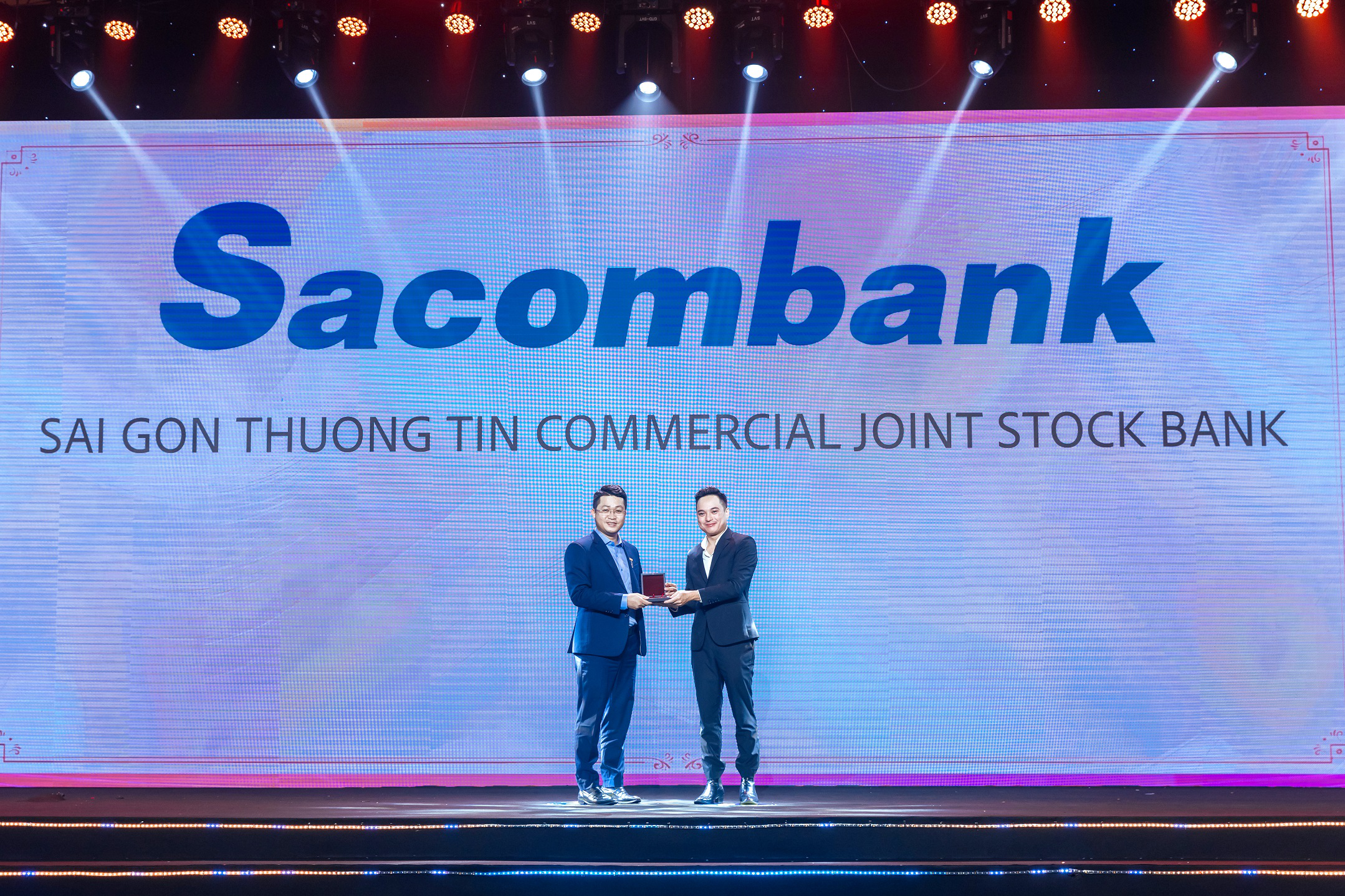 Sacombank tiếp tục được vinh danh kép với các giải thường danh tiếng  - Ảnh 3.