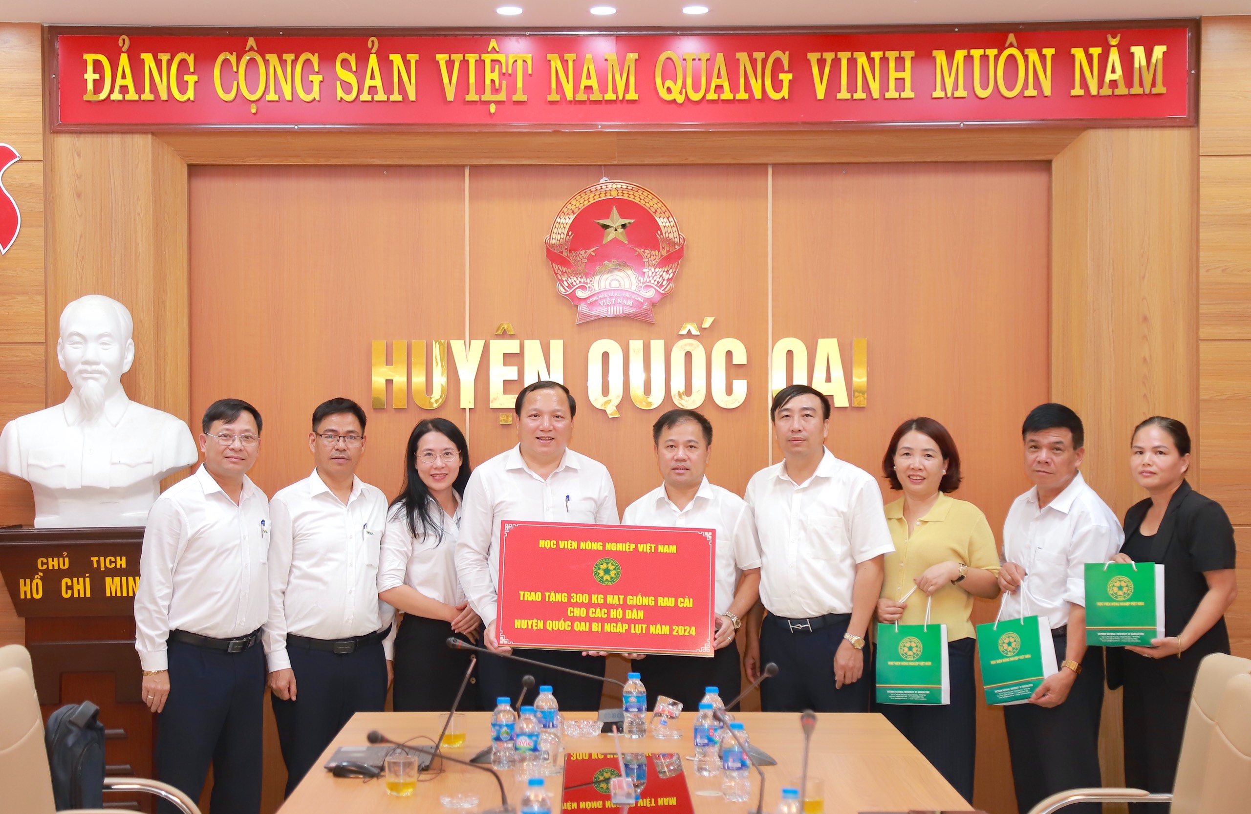 Học viện Nông nghiệp Việt Nam tặng hạt giống, quà cho người dân vùng ngập Hà Nội sau bão số 2 - Ảnh 1.