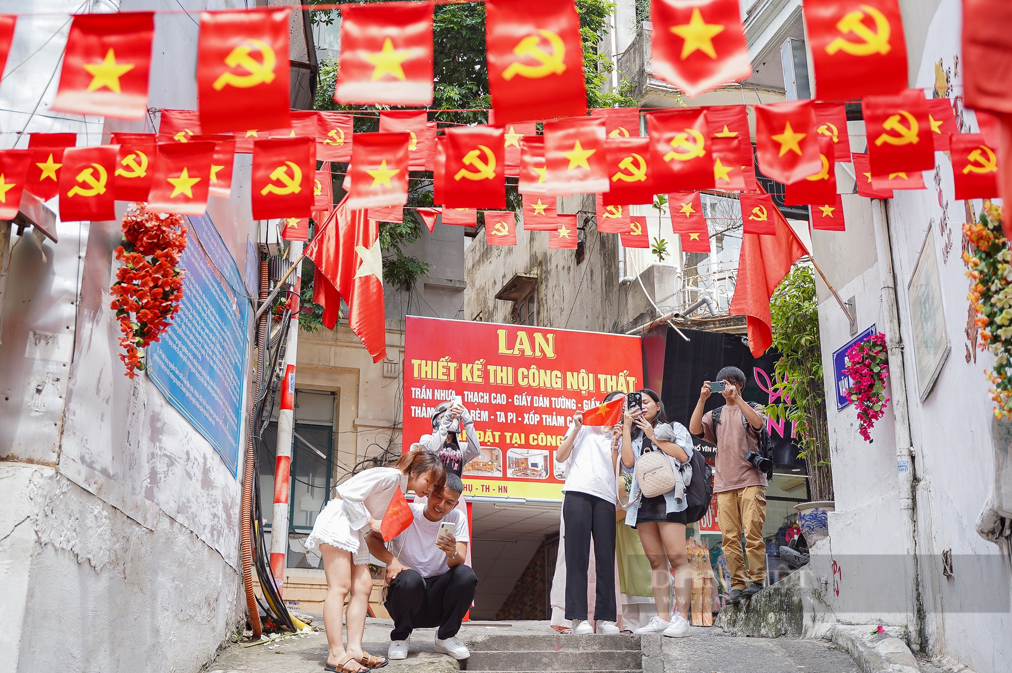 Giới trẻ xuyên trưa chụp ảnh dưới trời nắng gắt tại con ngõ cờ hoa nổi tiếng ở Hà Nội dịp lễ 2/9  - Ảnh 14.