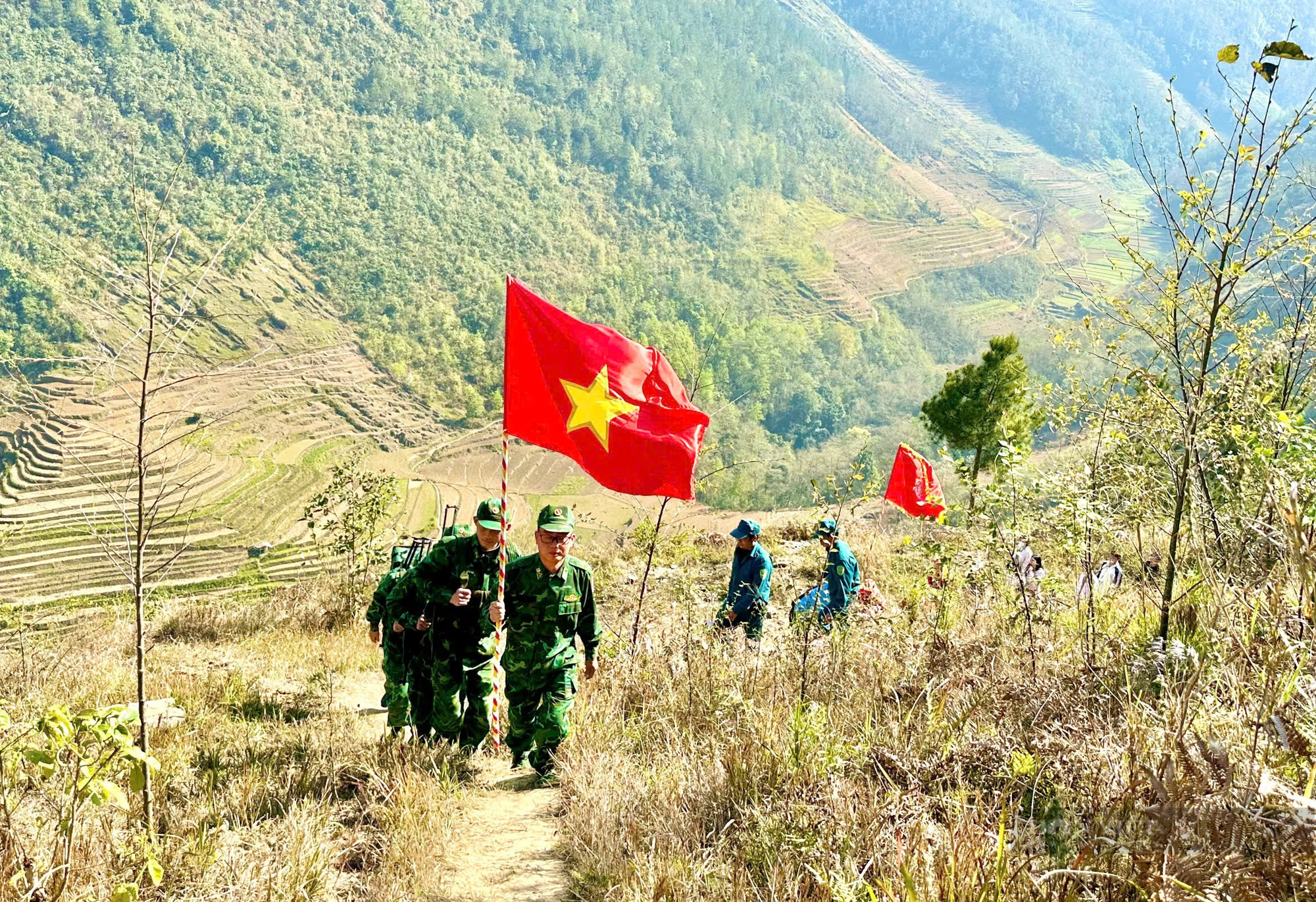 Quốc kỳ Việt Nam - Lòng yêu nước hiện diện trong mỗi người con đất Việt - Ảnh 15.