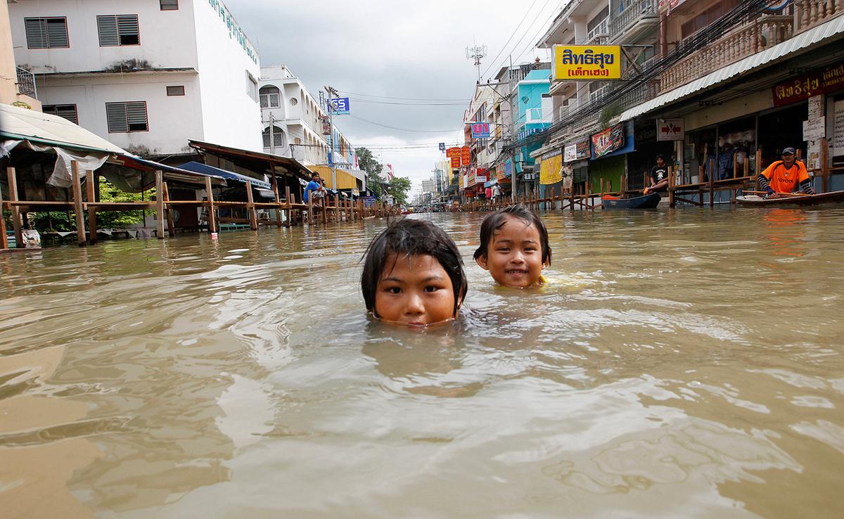 Mưa lớn kéo dài gây lũ lụt nghiêm trọng tại Thái Lan - Ảnh 1.