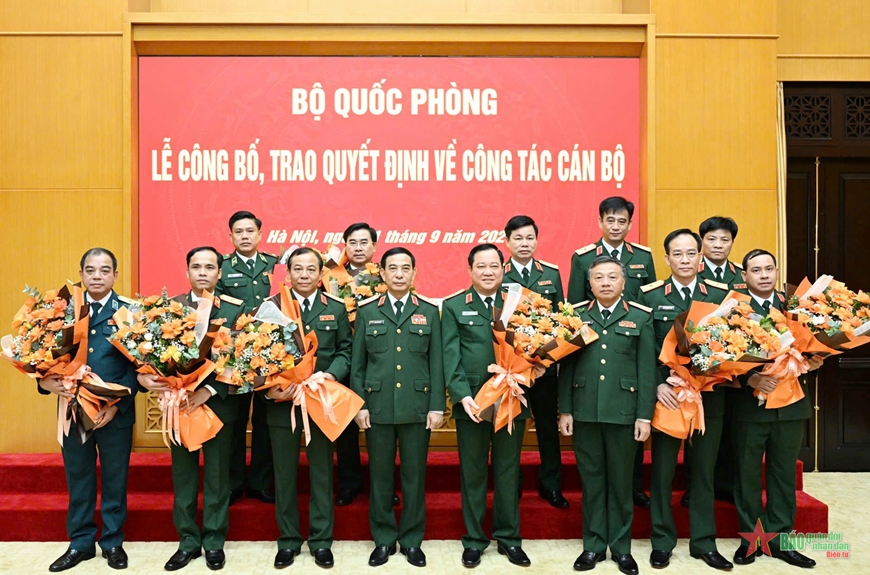 Đại tướng Phan Văn Giang trao quyết định thăng quân hàm cấp tướng với cán bộ lãnh đạo chủ chốt - Ảnh 1.