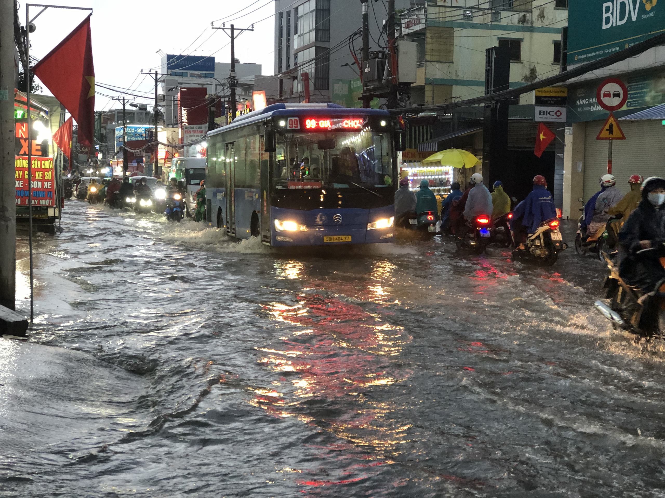 Mưa lớn, nhiều tuyến đường ngập sâu ở TP.HCM, cảnh sát vất vả điều tiết giao thông- Ảnh 3.